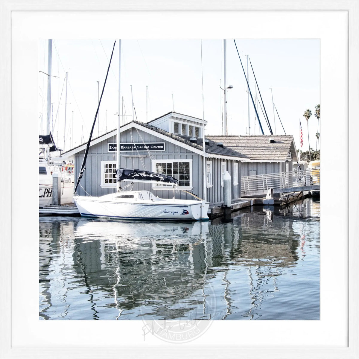 Schwarz-weiß Poster von Cosman-Photocollection mit Rahmen, zeigt das kalifornische Boat House in Santa Barbara, 55x55cm quadratisch.