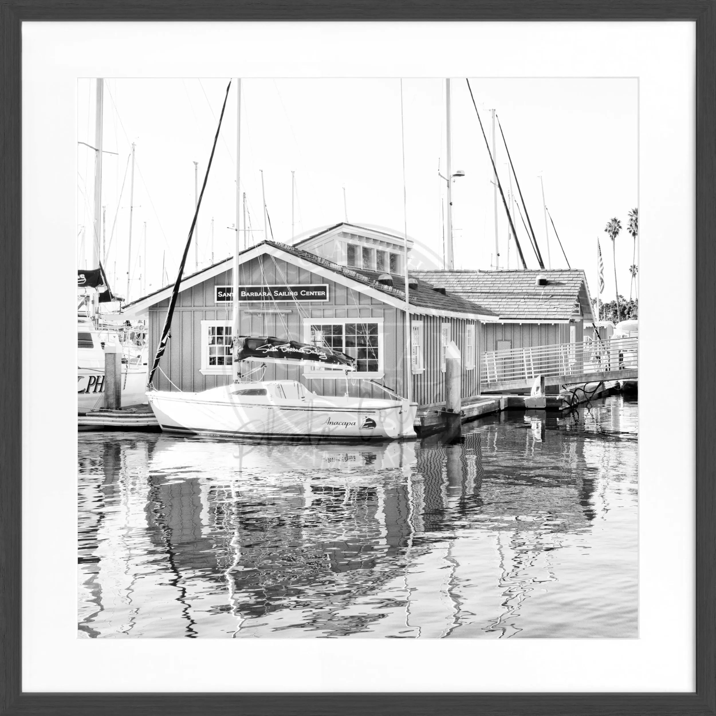 Schwarz-weiß Poster mit Rahmen, Kalifornien Santa Barbara Boat House, Cosman-Photocollection, quadratisch 55x55cm, Kunstfotografie