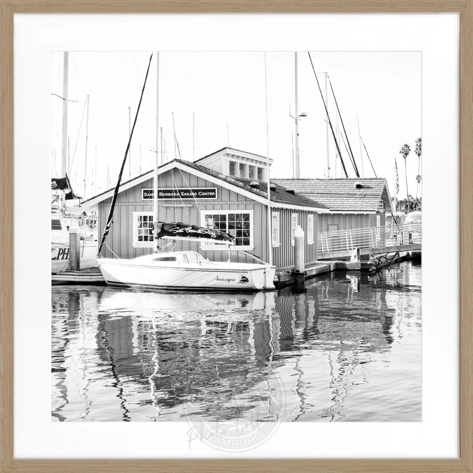 Schwarz-weiß Poster mit Rahmen von Cosman-Photocollection, Kalifornien Santa Barbara, Boat House, quadratisch, 55x55 cm