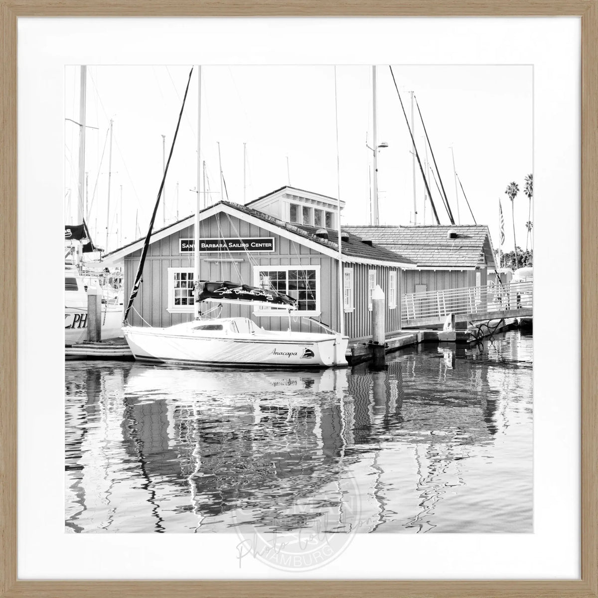 Schwarz-weiß Poster mit Rahmen von Cosman-Photocollection, Kalifornien Santa Barbara, Boat House, quadratisch, 55x55 cm
