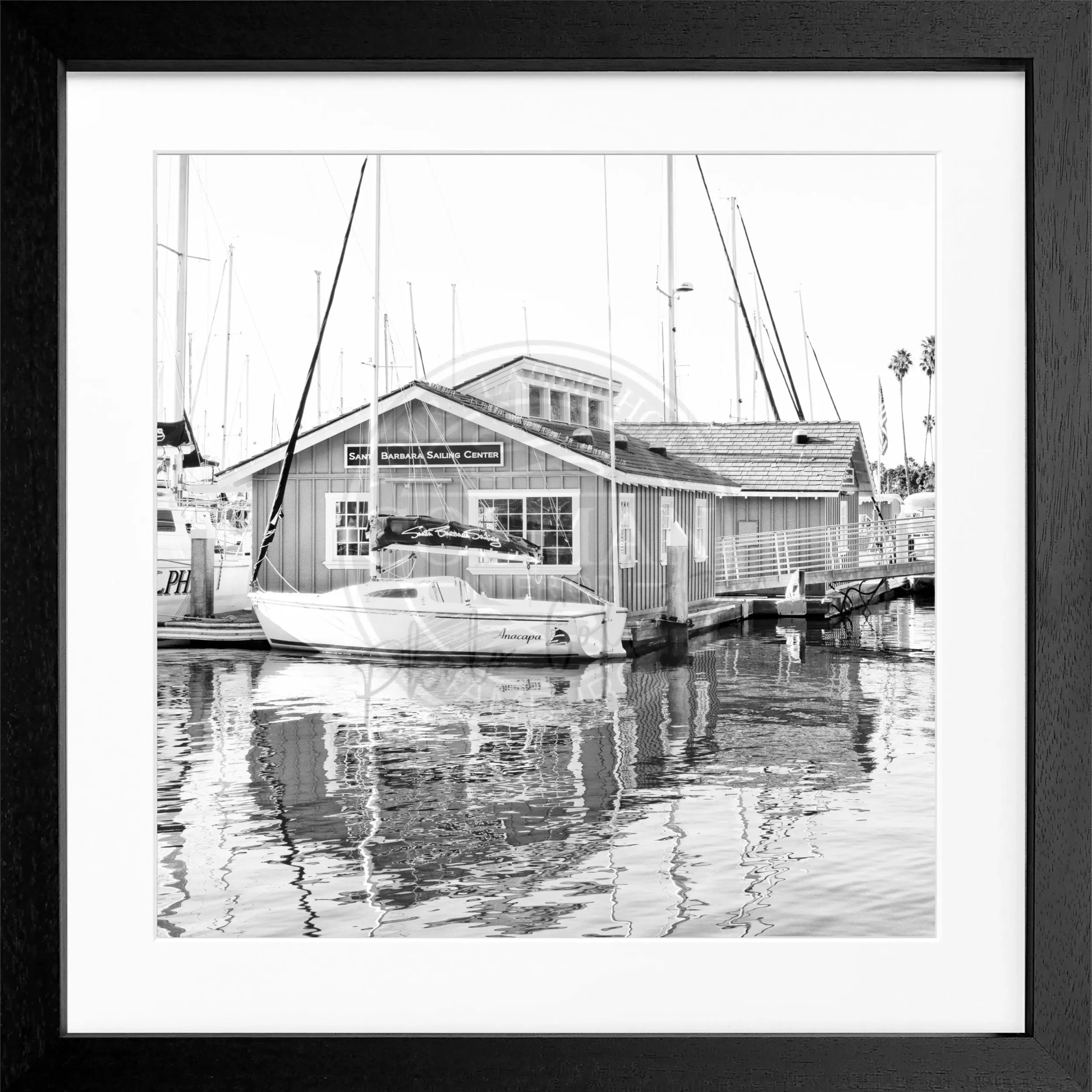 Schwarz-weiß Poster mit Rahmen von Cosman-Photocollection, Kalifornien Santa Barbara Boat House, quadratisch 55x55 cm, Wanddekoration