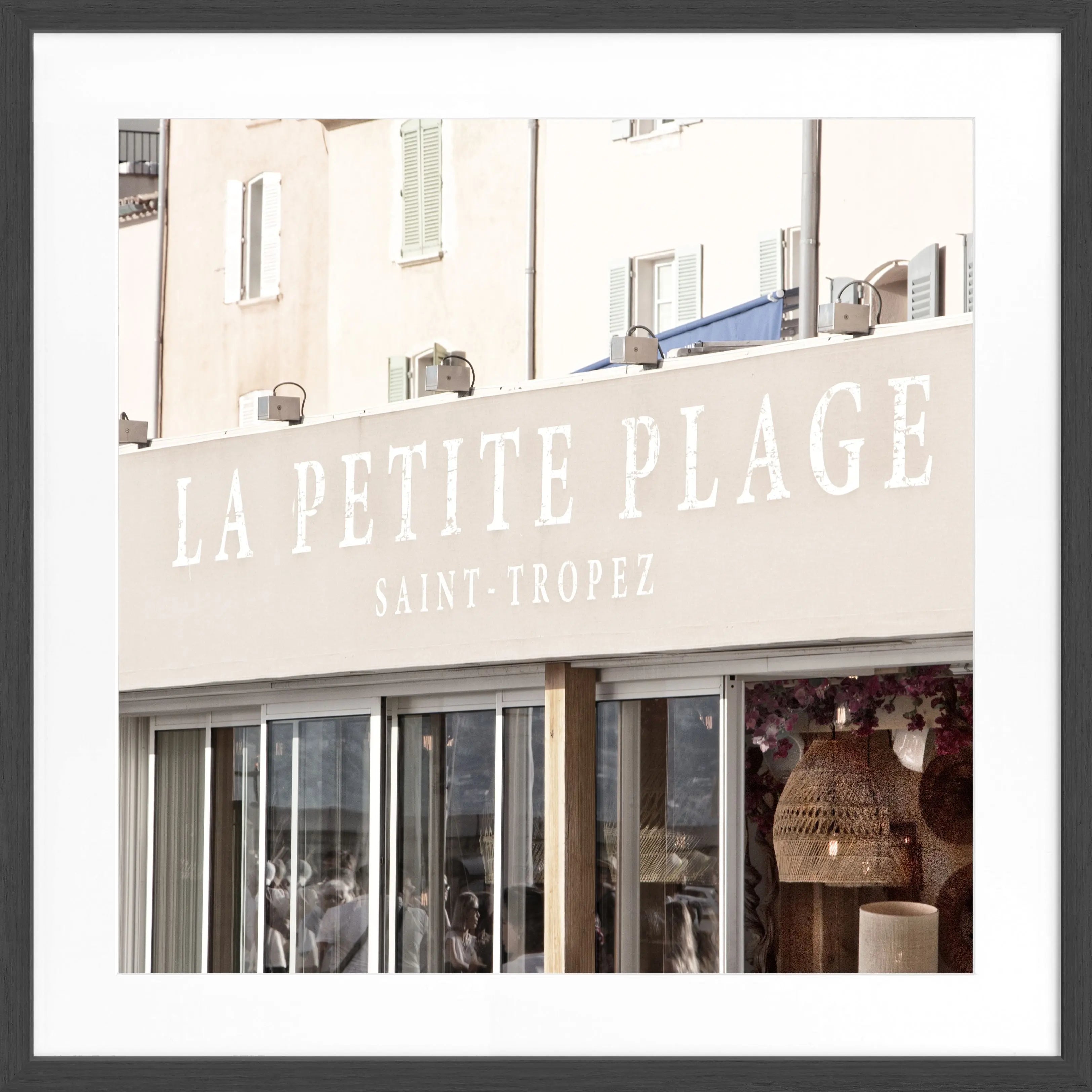 Schwarz-weiß Poster mit Rahmen 'La Petite Plage' Saint Tropez von Cosman-Photocollection, quadratisch, 55x55cm.