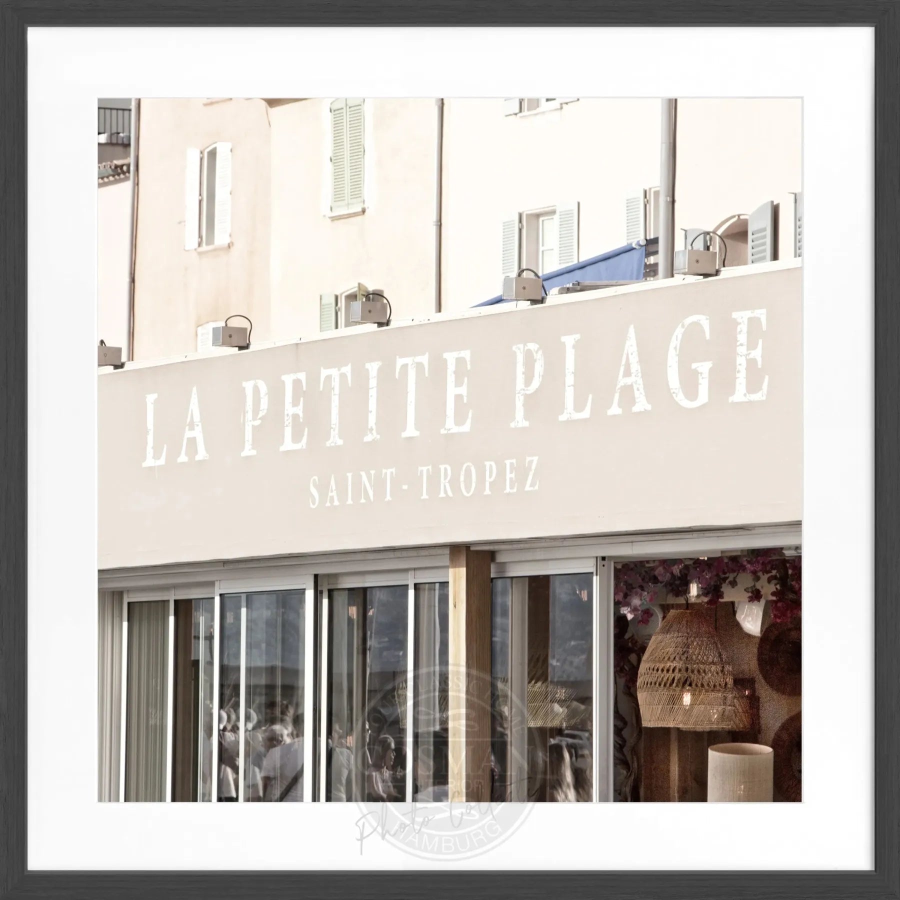 Schwarz-weiß Poster mit Rahmen, Motiv von Saint Tropez 'La Petite Plage' von Cosman-Photocollection, 55x55 cm quadratisch.