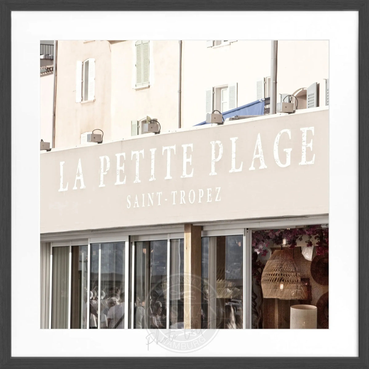 Schwarz-weiß Poster mit Rahmen, Motiv von Saint Tropez 'La Petite Plage' von Cosman-Photocollection, 55x55 cm quadratisch.