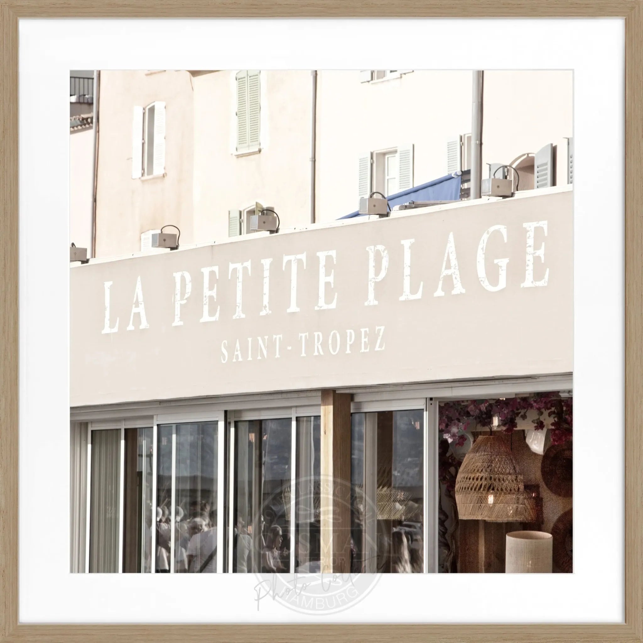 Schwarz-weiß Poster ’La Petite Plage’ Saint Tropez mit Rahmen, quadratisch, 55x55cm, von Cosman-Photocollection
