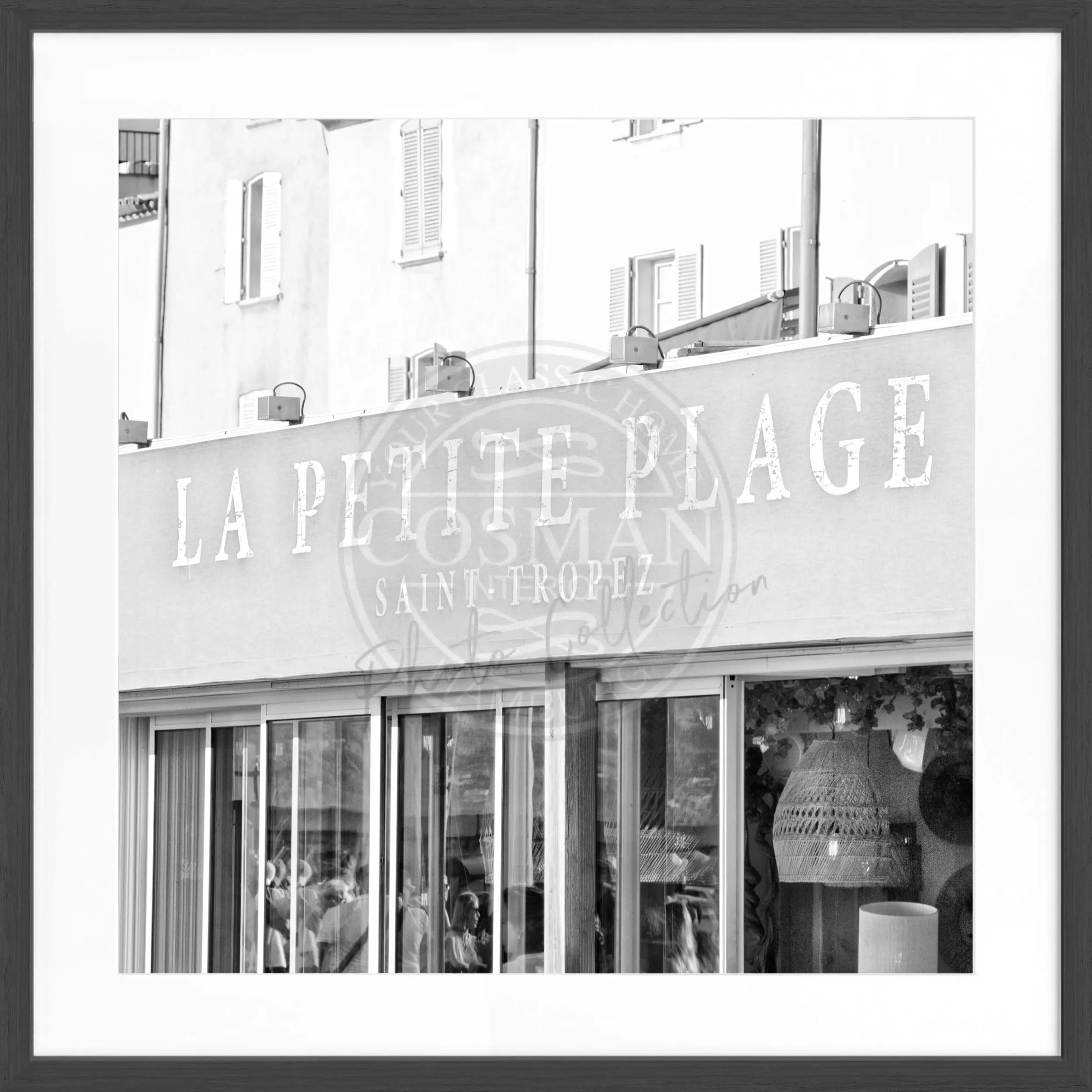 Schwarz-weiß Poster 'La Petite Plage' mit Rahmen von Cosman-Photocollection, 55x55cm, Motiv von Saint Tropez.