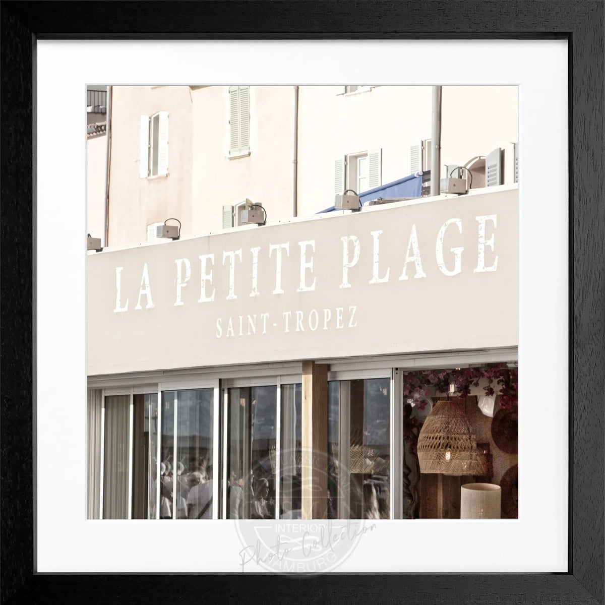 Schwarz-weiß Poster mit Rahmen, ’La Petite Plage’ Saint Tropez, von Cosman-Photocollection, quadratisch, 55x55 cm.