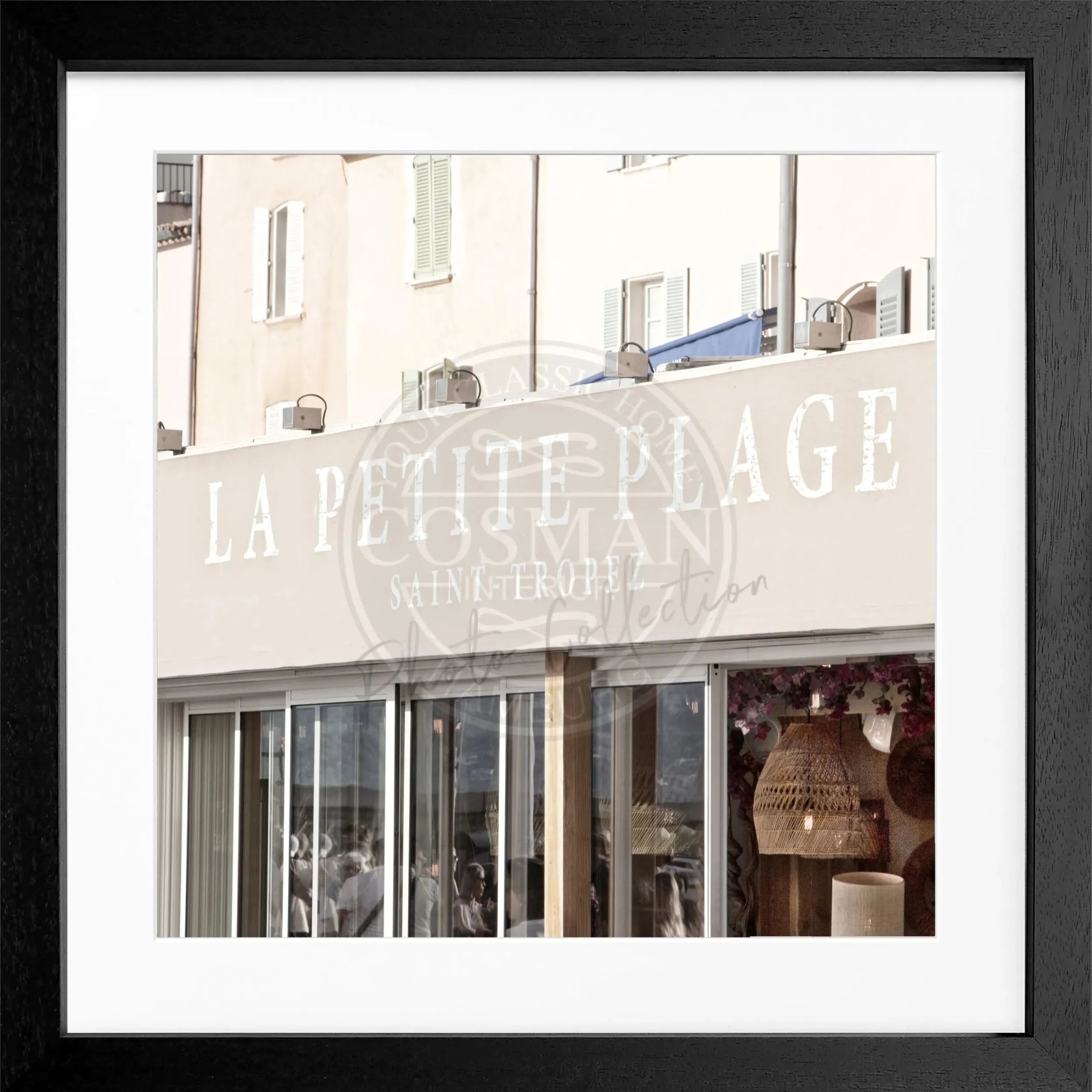 Schwarz-weiß Poster mit Rahmen, ’La Petite Plage’ Saint Tropez, von Cosman-Photocollection, quadratisch, 55x55 cm.