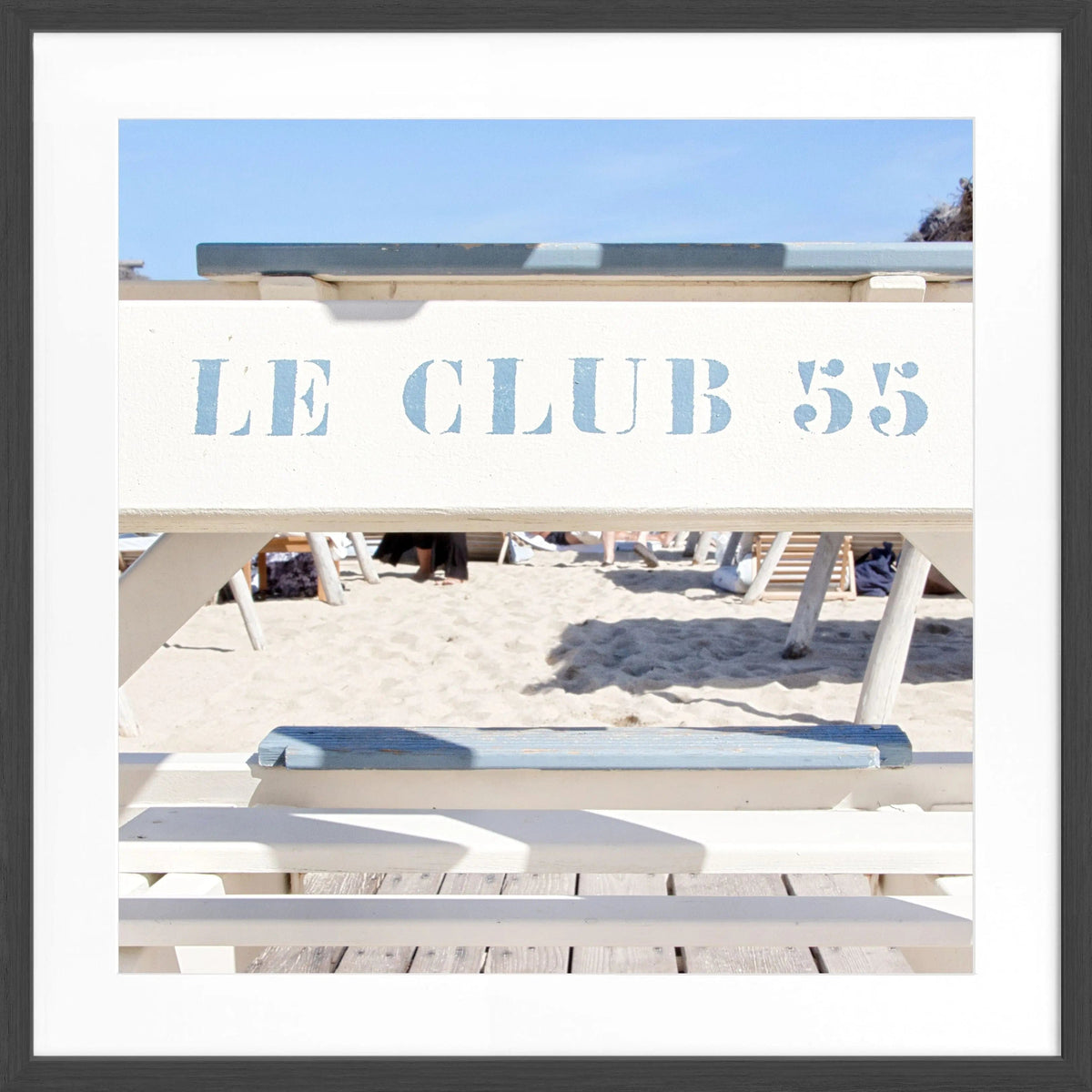 Schwarz-weiß Poster mit Rahmen 'Le Club 55' Saint Tropez von Cosman-Photocollection, quadratisches 55x55cm Motiv.
