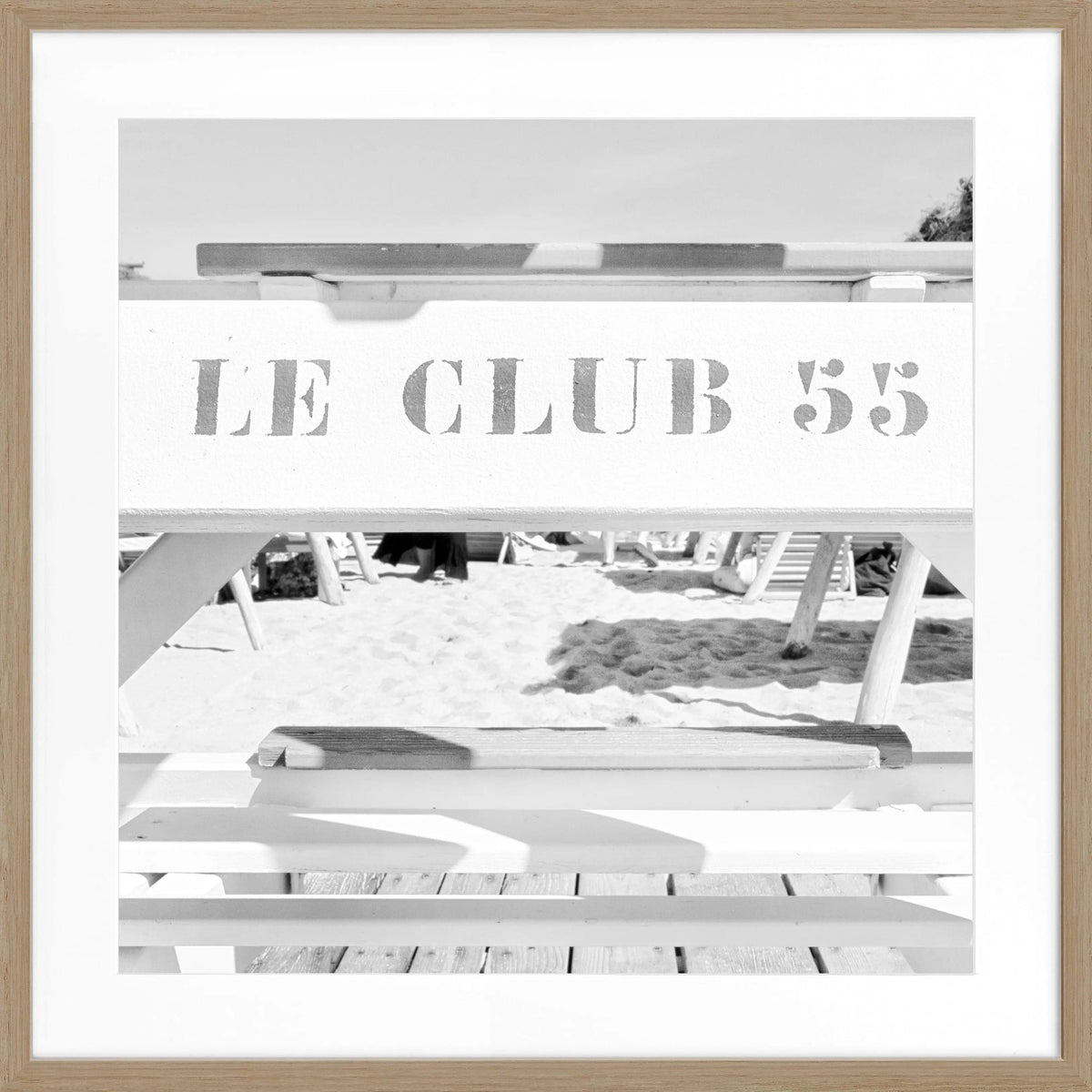 Schwarz-weiß Poster mit Rahmen von Cosman-Photocollection, Motiv ’Le Club 55’ in Saint Tropez, quadratisch 55x55 cm.