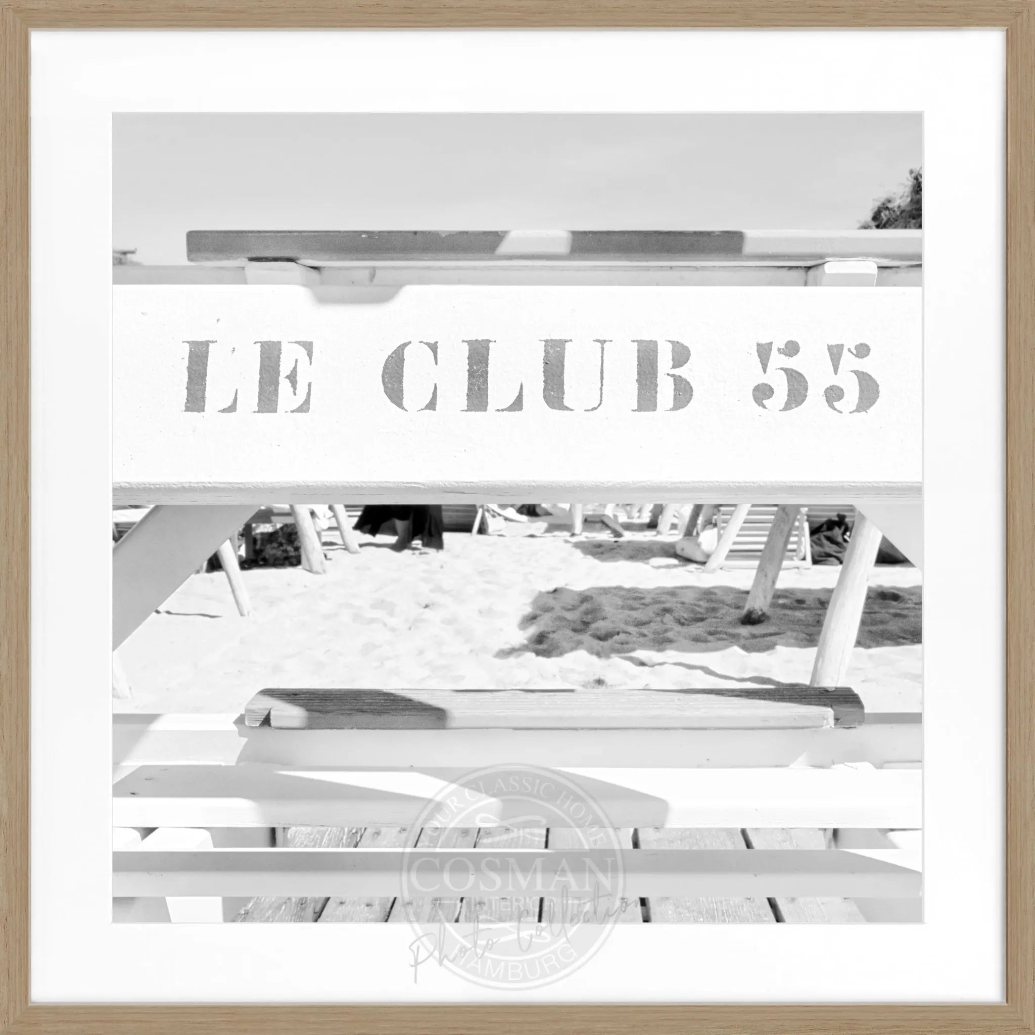 Schwarz-weiß Poster mit Rahmen von Cosman-Photocollection, Motiv ’Le Club 55’ in Saint Tropez, quadratisch 55x55 cm.