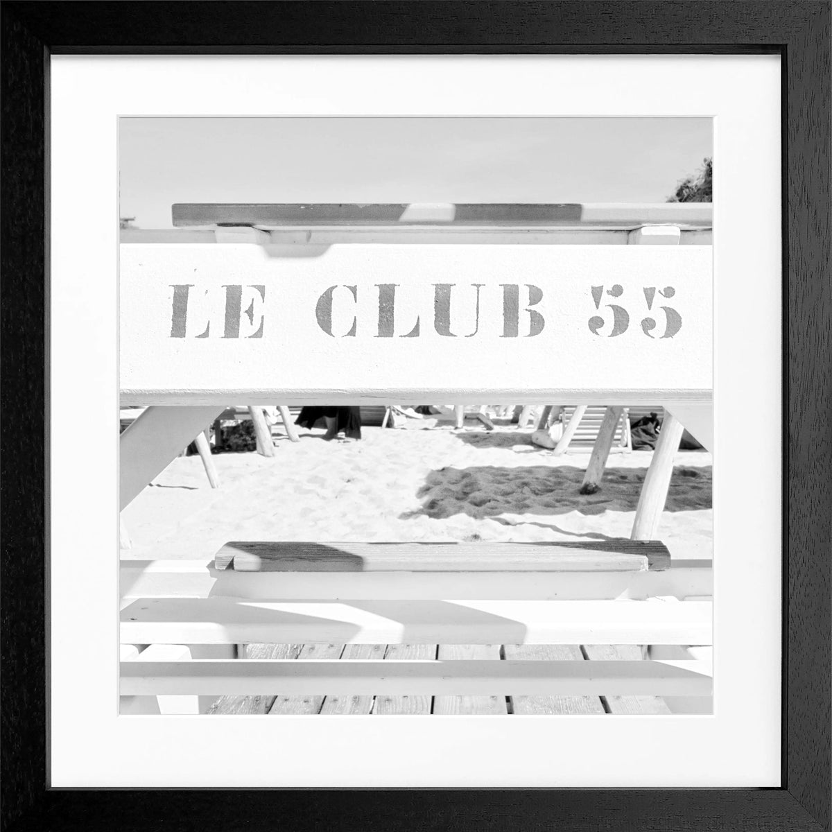 Schwarz-weiß Poster mit Rahmen ’Le Club 55’ Saint Tropez von Cosman-Photocollection, quadratisches 55x55cm Kunstwerk.