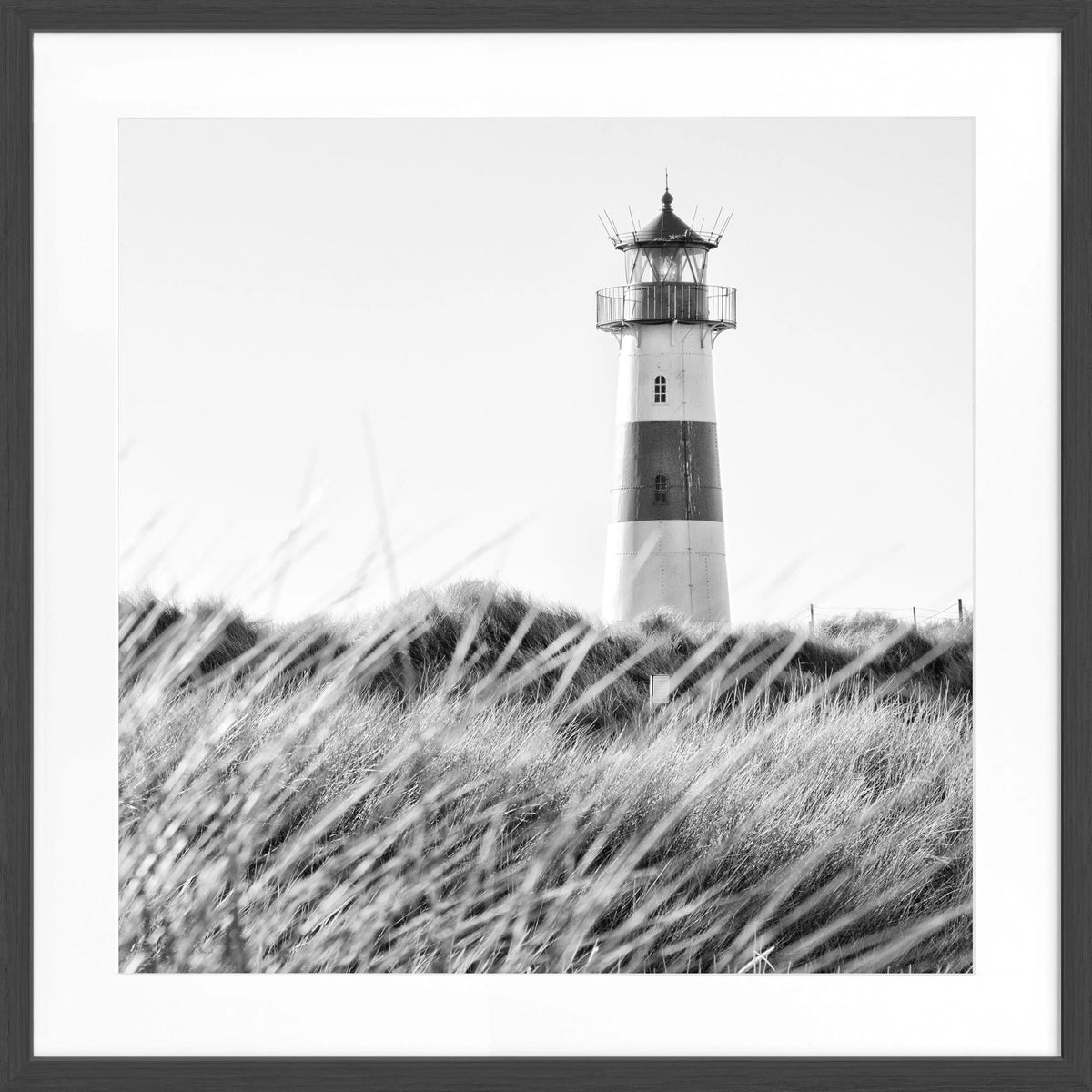 Schwarz-weiß Poster mit Rahmen von Cosman-Photocollection, Leuchtturm List Sylt, quadratisch 55x55cm, Fotokunst für Wanddekoration