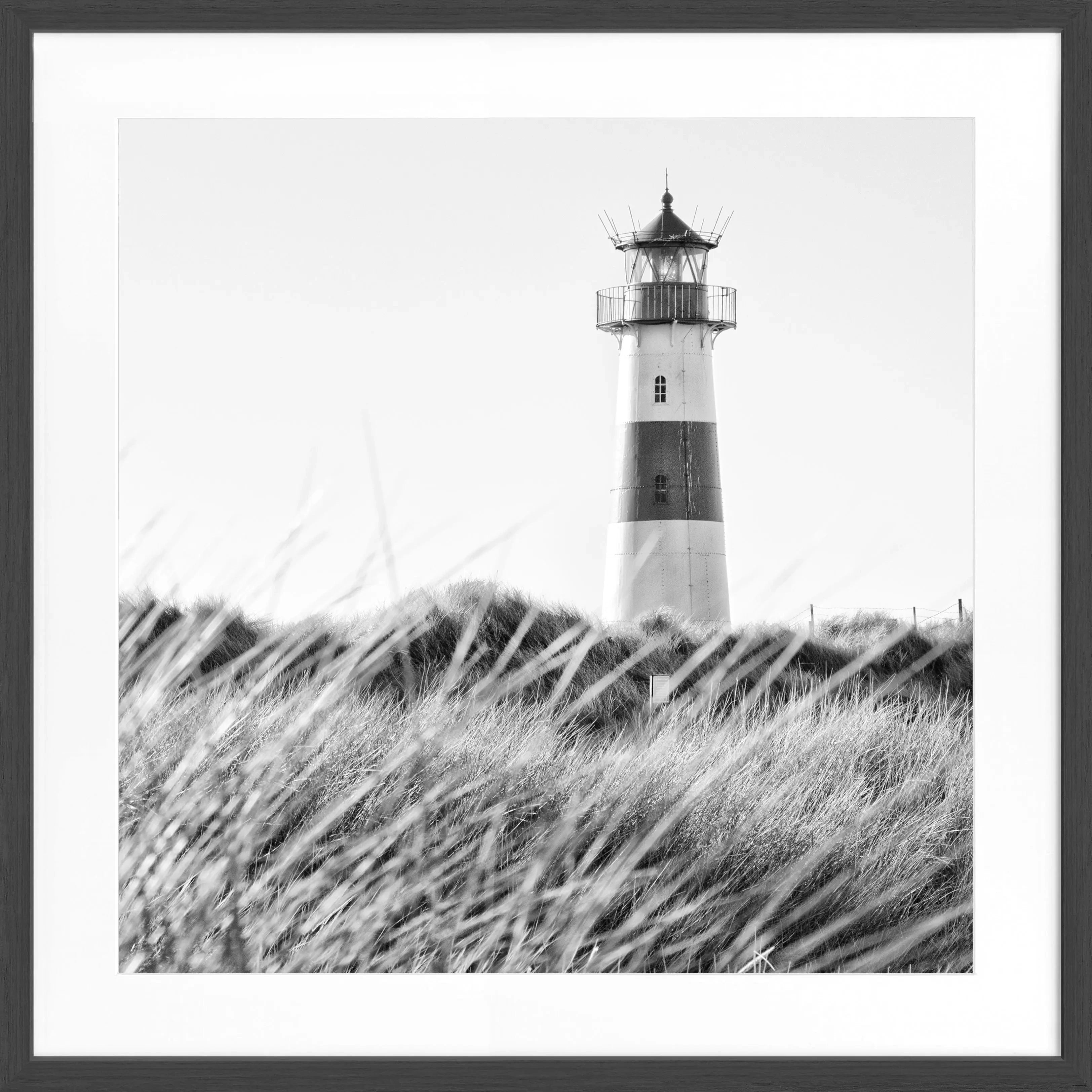 Schwarz-weiß Poster mit Rahmen von Cosman-Photocollection, Leuchtturm List Sylt, quadratisch 55x55cm, Fotokunst für Wanddekoration