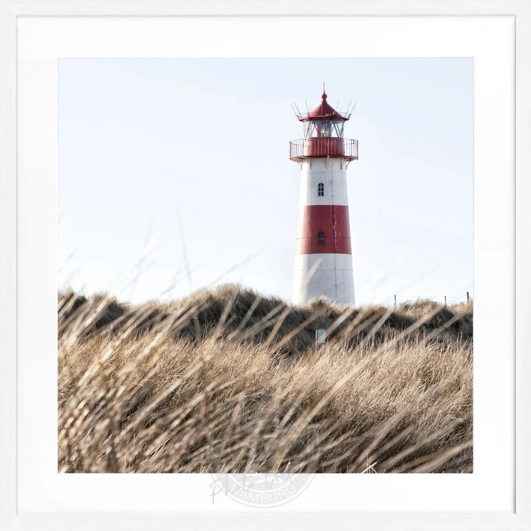 Schwarz-weiß Poster mit Rahmen von Cosman-Photocollection, Leuchtturm List auf Sylt, quadratische 55x55cm Wanddekoration