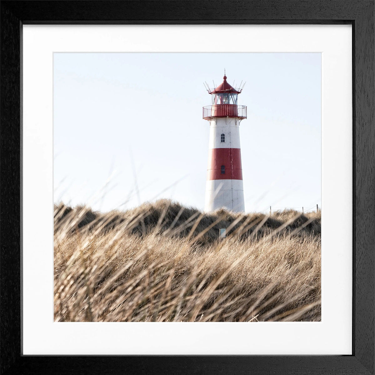 Schwarz-weiß Poster mit Rahmen von Cosman-Photocollection, Leuchtturm List auf Sylt, quadratisches Bild 55x55 cm.