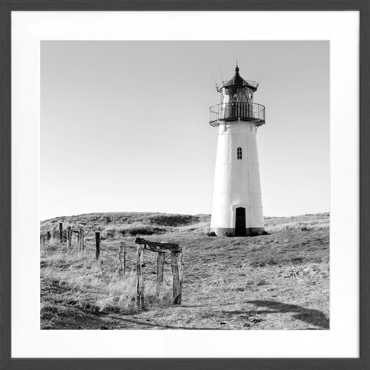 Schwarz-weiß Poster mit Rahmen von Cosman-Photocollection, Leuchtturm List West auf Sylt, quadratisches Format 55x55 cm.