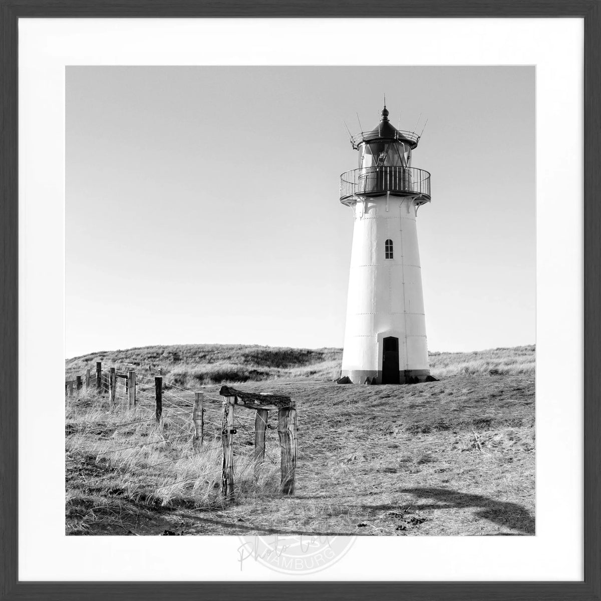 Schwarz-weiß Poster mit Rahmen von Cosman-Photocollection, Leuchtturm List West auf Sylt, quadratisches Format 55x55 cm.
