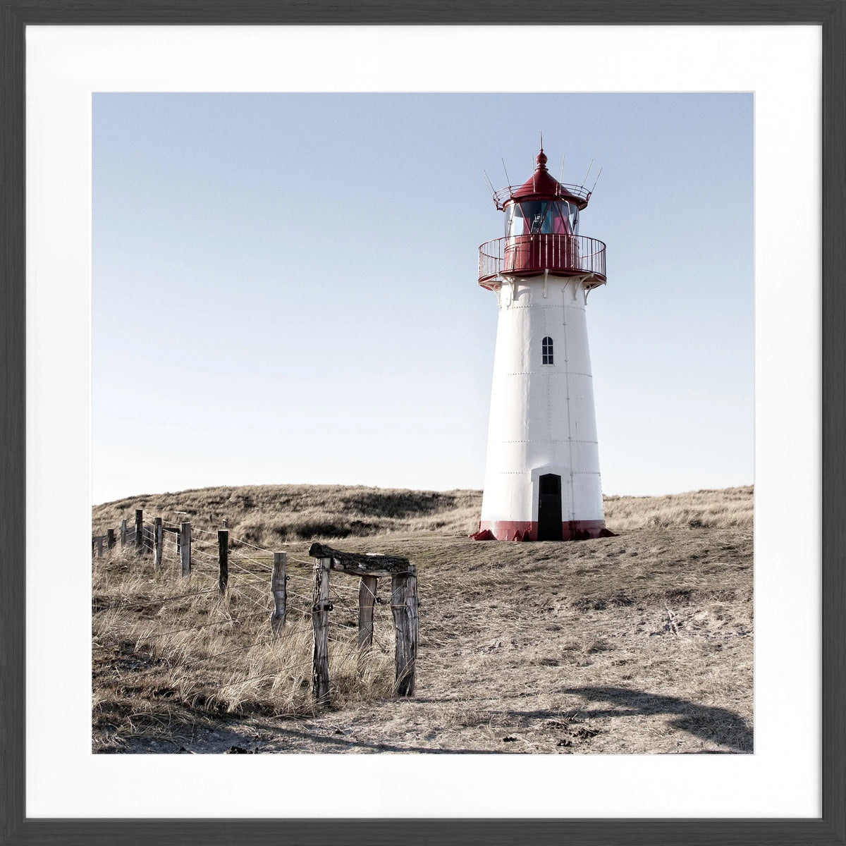 Schwarz-weiß Poster mit Rahmen, Leuchtturm List West auf Sylt, von Cosman-Photocollection, quadratisch 55x55cm.