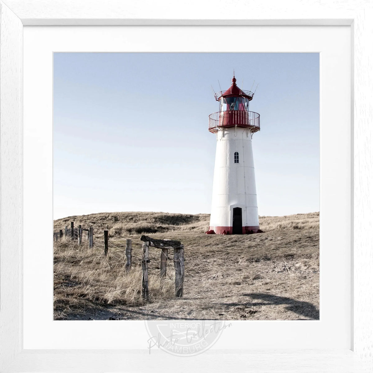 Schwarz-weiß Poster mit Rahmen von Cosman-Photocollection, Leuchtturm List West auf Sylt, quadratisches Bild 55x55 cm.