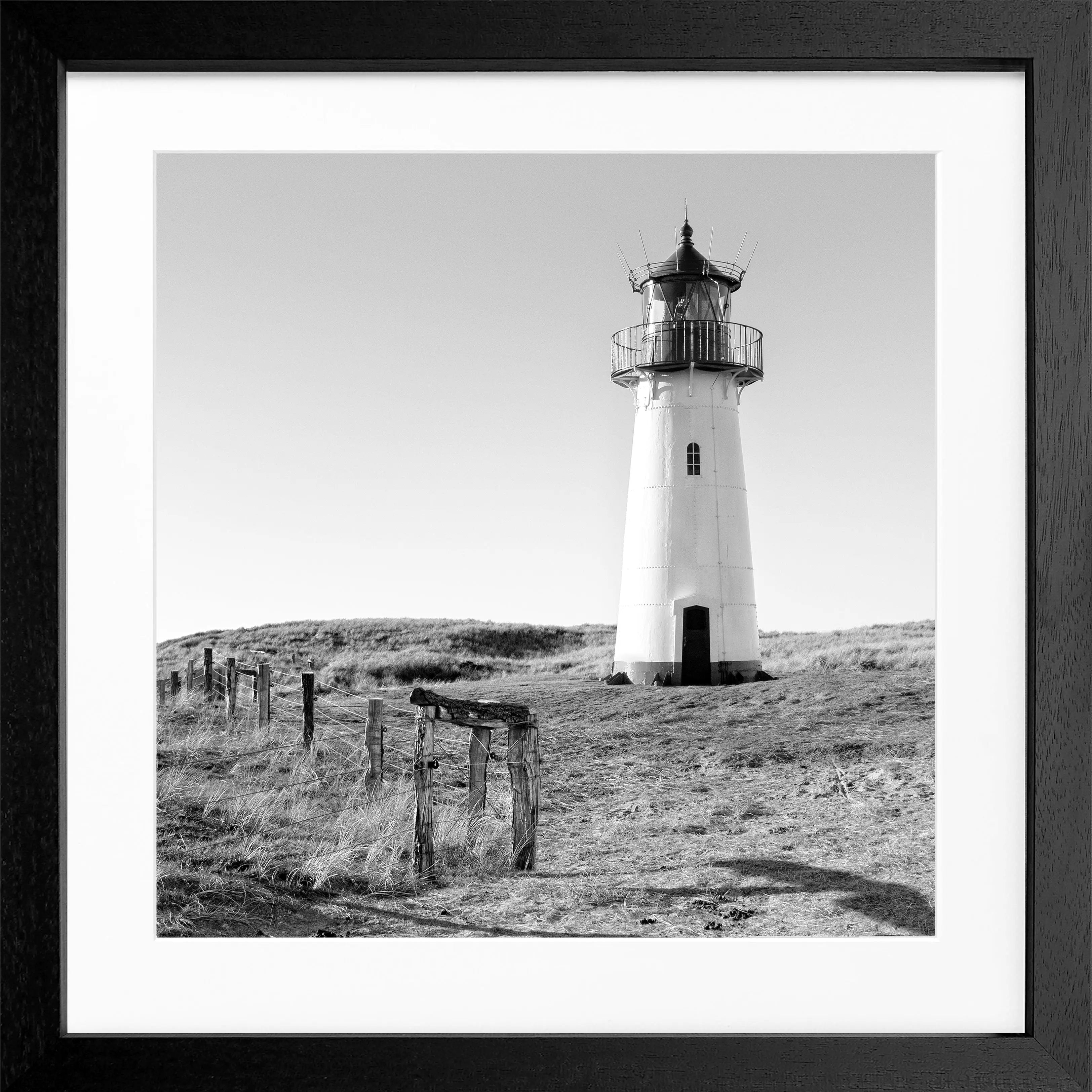 Schwarz-weiß Poster mit Rahmen von Cosman-Photocollection, Leuchtturm List West auf Sylt, quadratisch 55x55cm, Fotokunst.