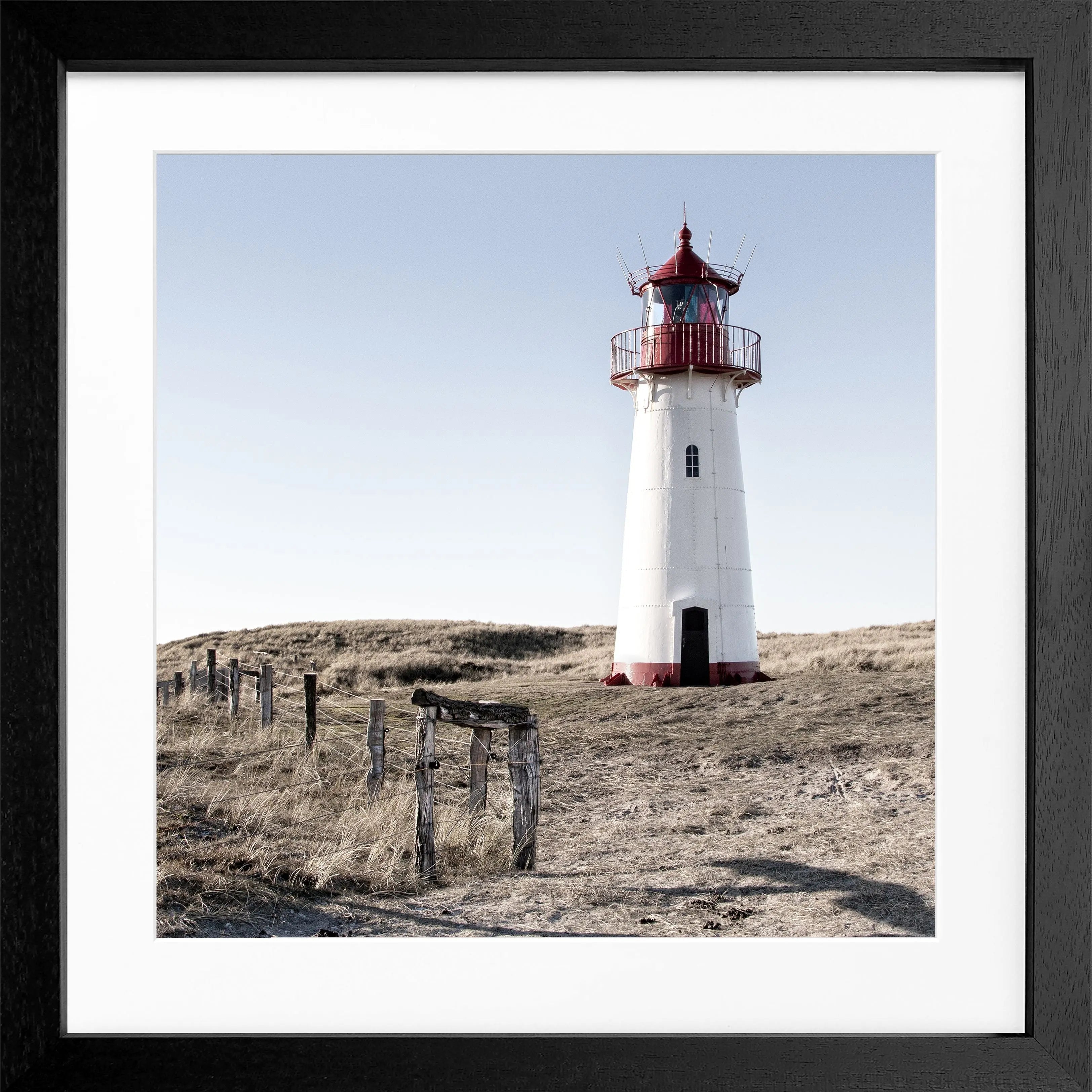 Schwarz-weiß Poster mit Rahmen von Cosman-Photocollection, Leuchtturm List West auf Sylt, quadratisch 55x55cm.