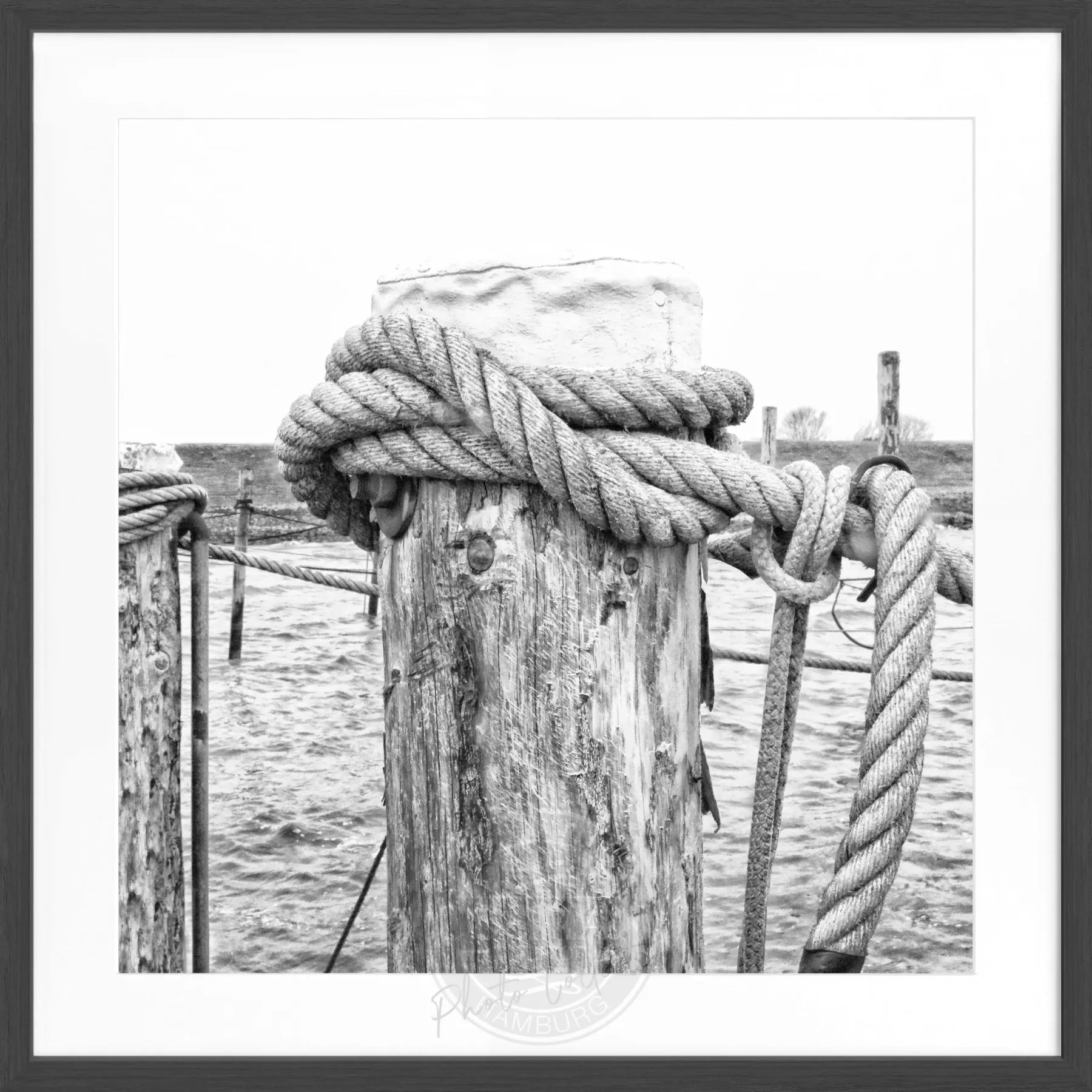 Schwarz-Weiß-Poster mit Rahmen ’Poller’ Rantum Sylt von Cosman-Photocollection, quadratisch, 55x55 cm, maritimes Motiv