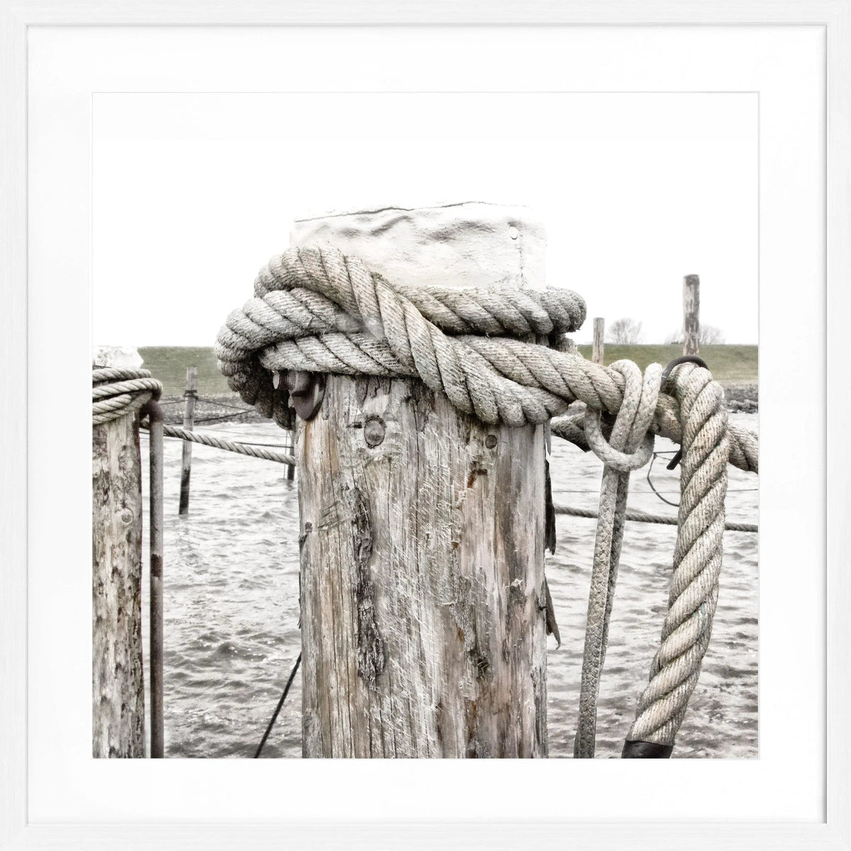 Schwarz-weiß Poster mit Rahmen ’Poller’ Rantum Sylt von Cosman-Photocollection, quadratisch, 55x55cm, Motiv an der Küste