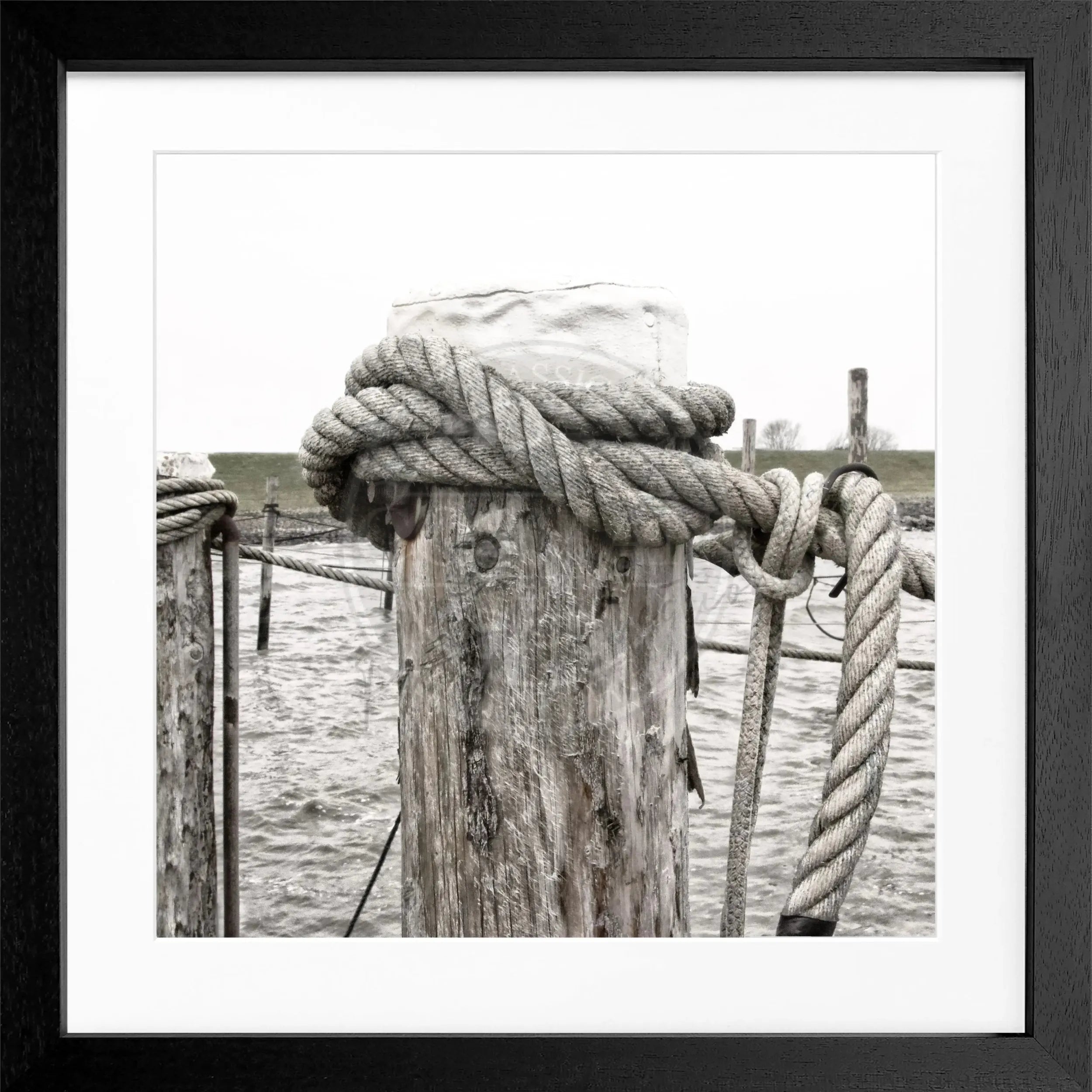Schwarz-weiß Poster mit Rahmen 'Poller' Rantum Sylt, quadratisch 55x55cm, von Cosman-Photocollection, maritime Küstenmotivation