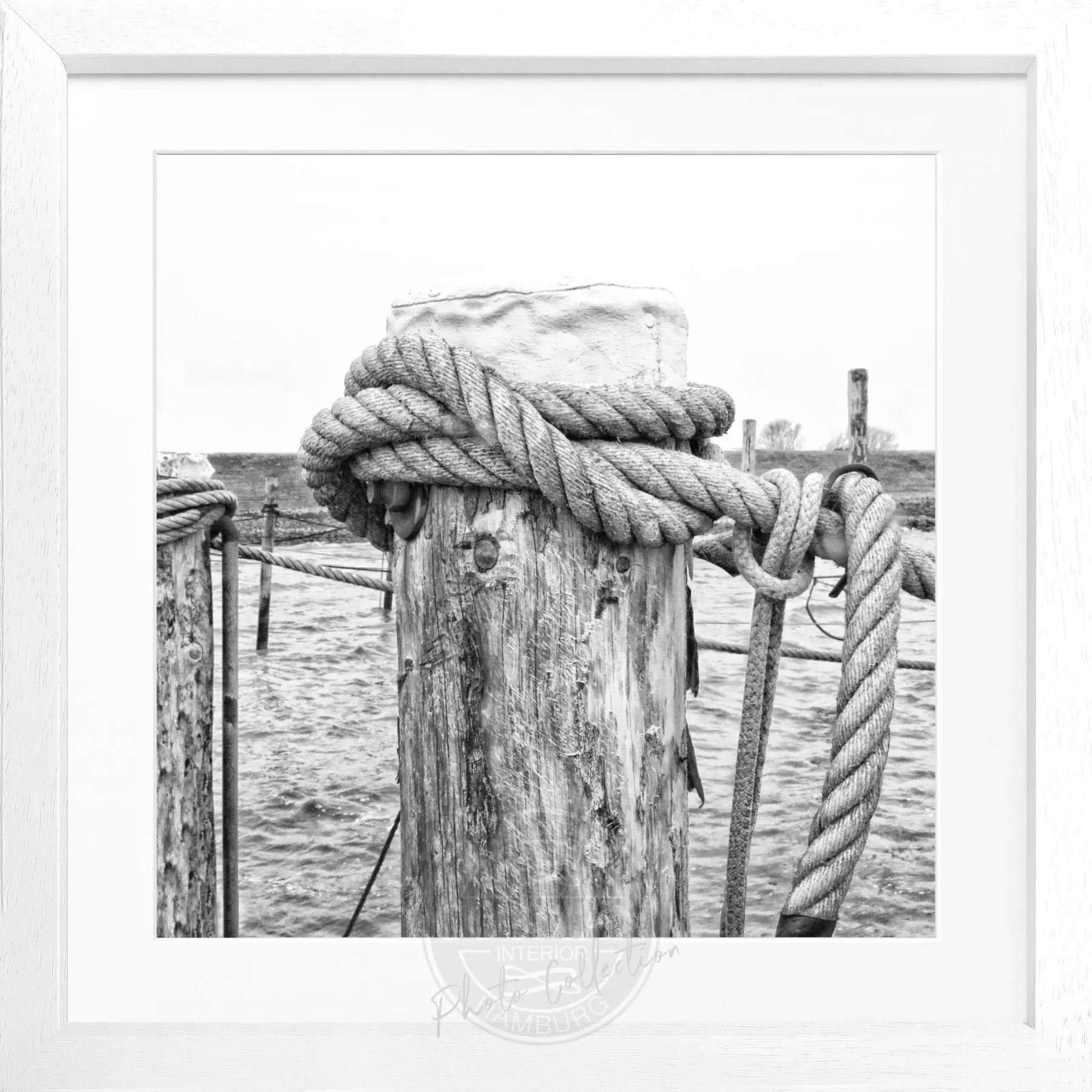 Schwarz-weißes Poster mit Rahmen, Motiv des Poller ’Poller’ Rantum Sylt, von Cosman-Photocollection, quadratisch 55x55cm