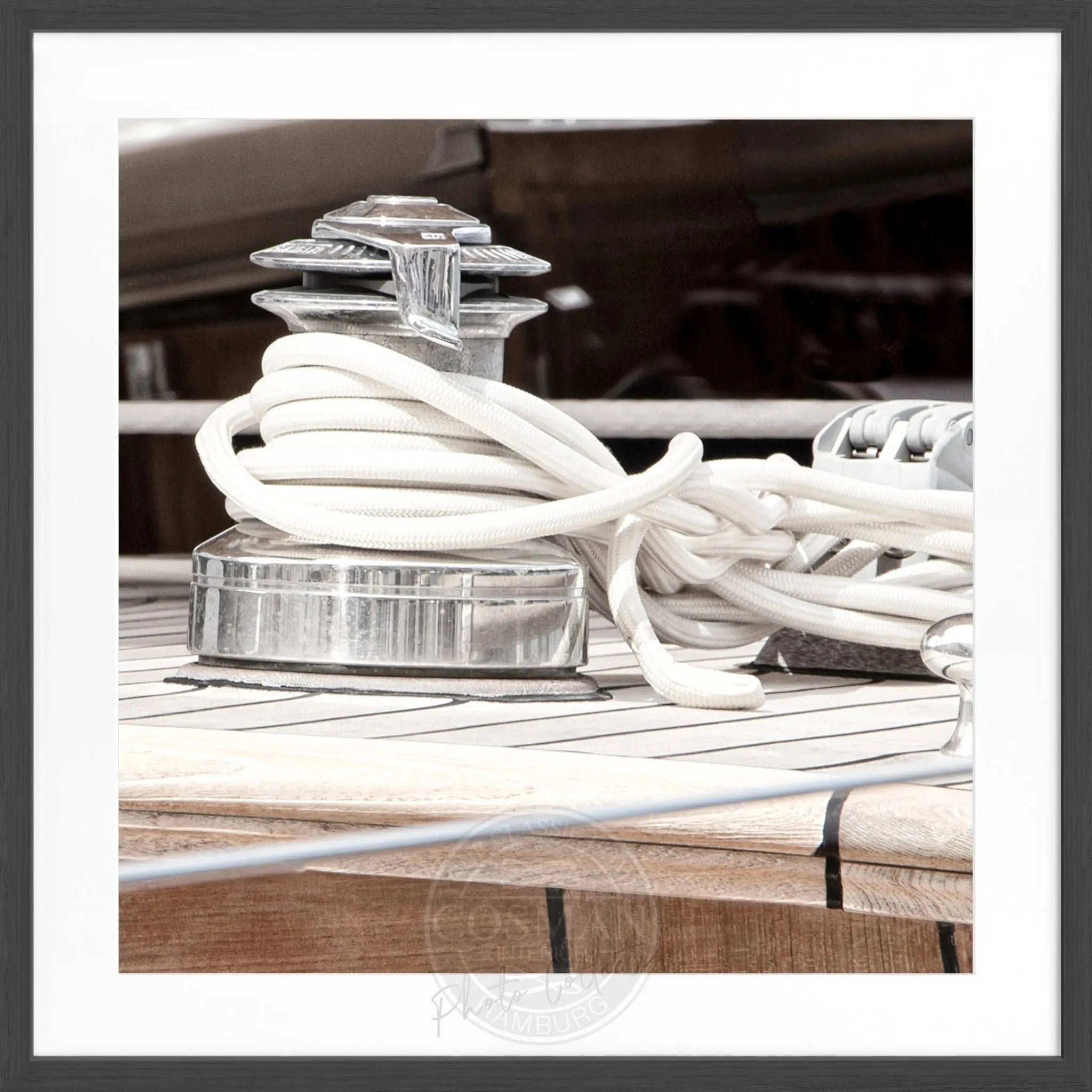Schwarz-weiß Poster mit Rahmen ’Sailing’ Saint Tropez von Cosman-Photocollection, quadratisch 55x55cm, maritime Segelboot Szene