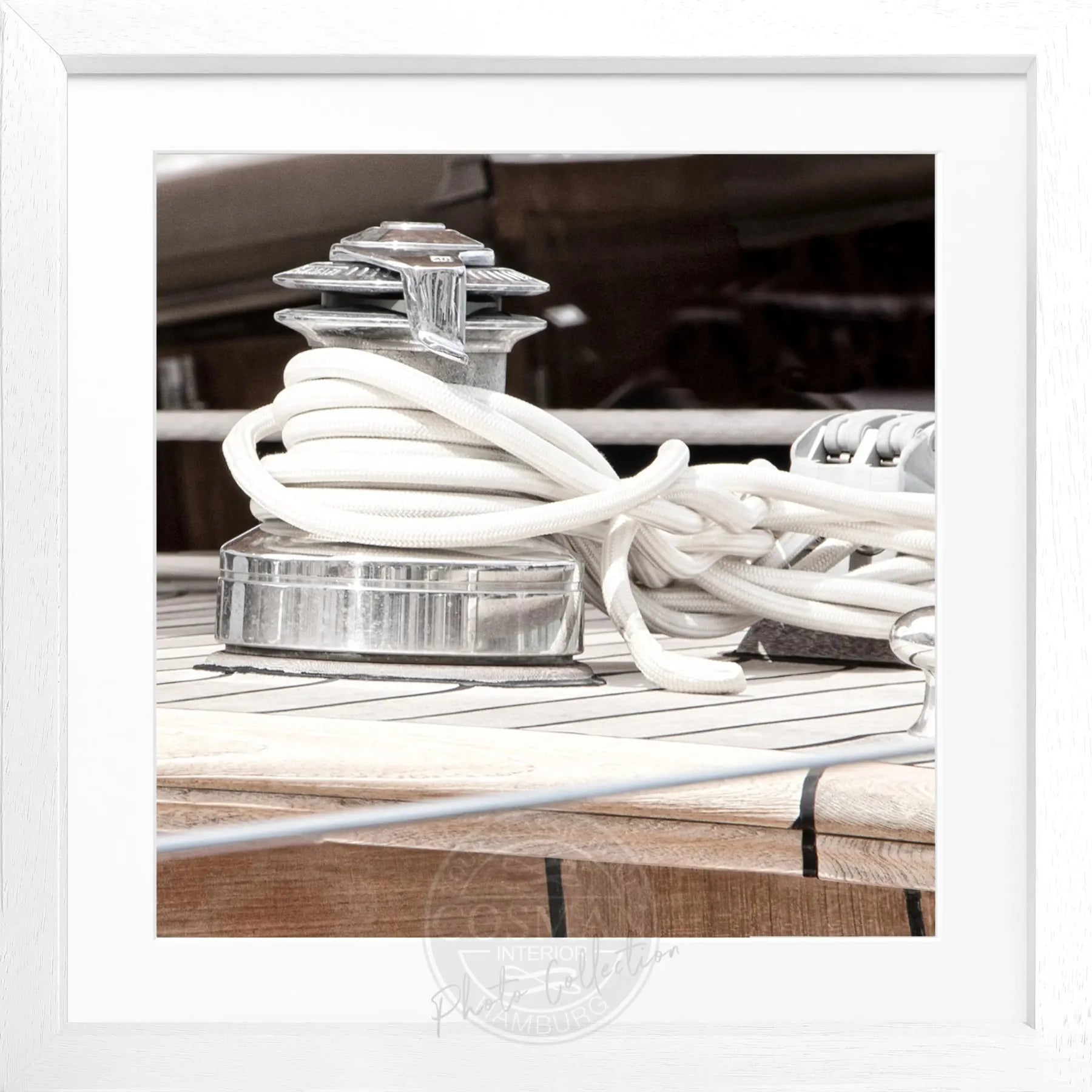 Schwarz-weiß Poster mit Rahmen ‘Sailing’ von Cosman-Photocollection, Motiv von Saint Tropez, quadratisch 55x55cm, maritime Atmosphäre