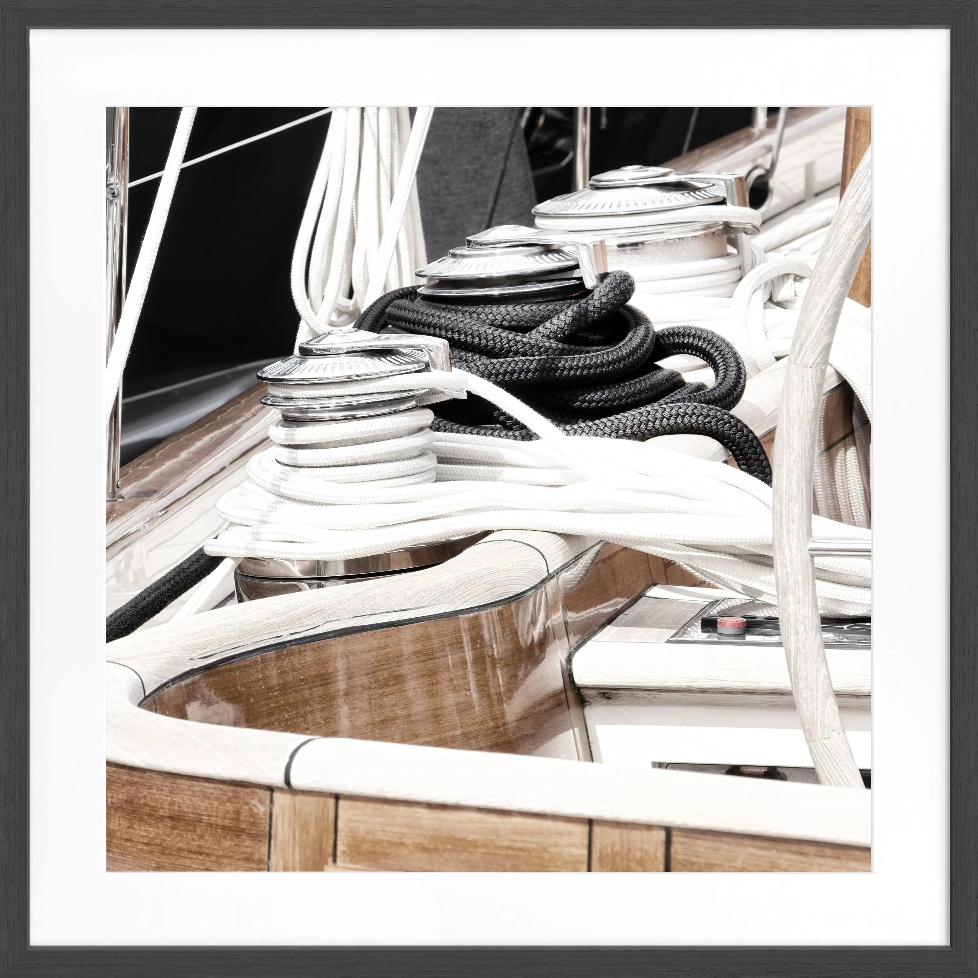 Schwarz-weiß Poster mit Rahmen, Segelboot in Saint Tropez, von Cosman-Photocollection, quadratisch 55x55 cm, maritime Atmosphäre