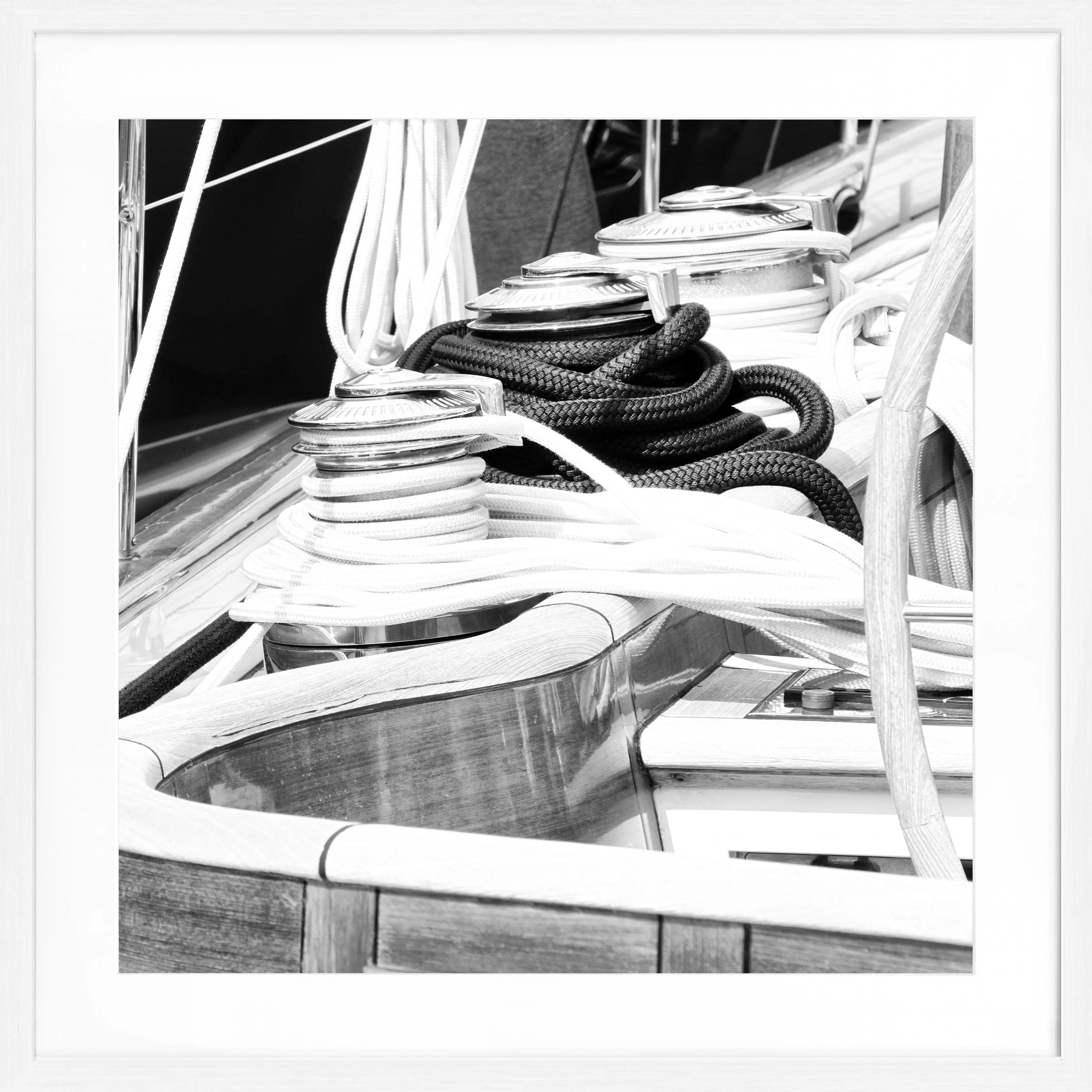 Schwarz-weiß Poster mit Rahmen, Segelboot in Saint Tropez, Cosman-Photocollection, quadratisches Format 55x55cm.