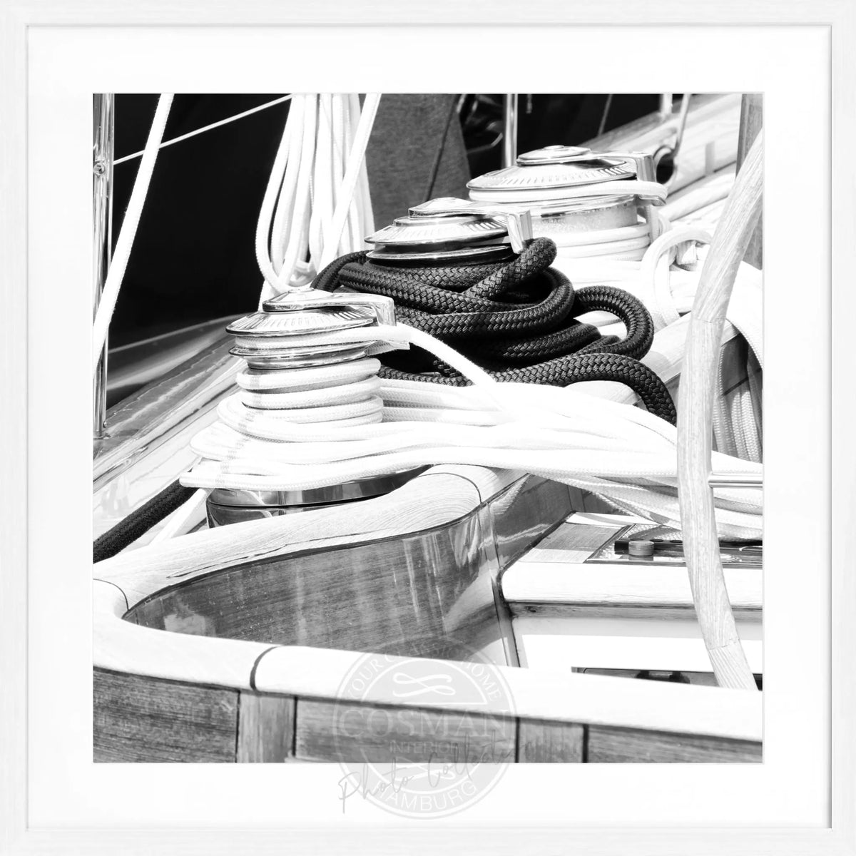 Schwarz-weiß Poster mit Rahmen, Segelboot in Saint Tropez, Cosman-Photocollection, quadratisches Format 55x55cm.
