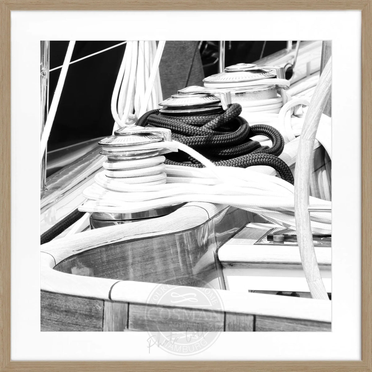 Schwarz-Weiß-Poster mit Rahmen, Segelboot in Saint Tropez, von Cosman-Photocollection, quadratisch 55x55 cm.