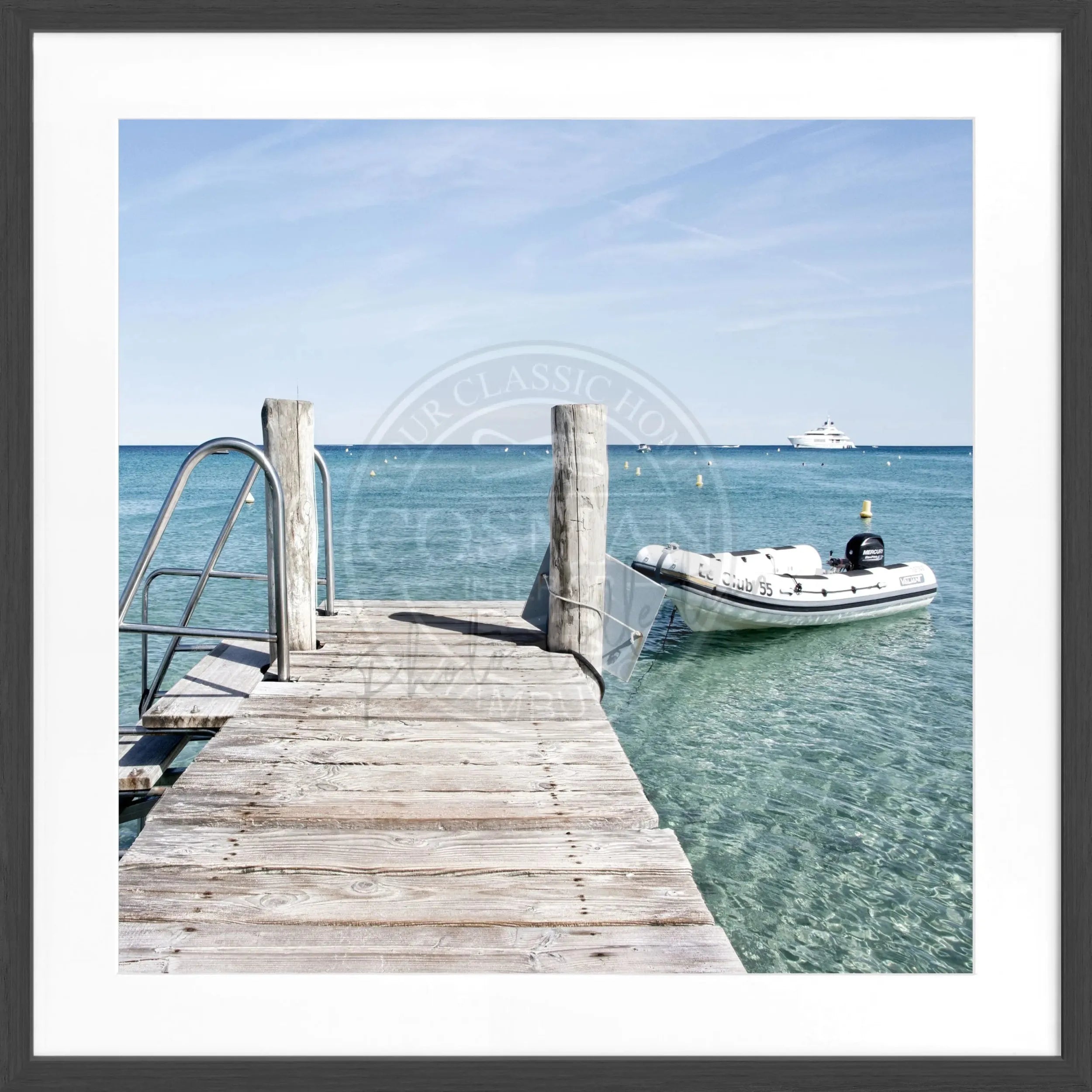 Schwarz-weiß Poster mit Rahmen, Motiv vom Steg Le Club 55 in Saint Tropez, von Cosman-Photocollection, quadratisch 55x55 cm