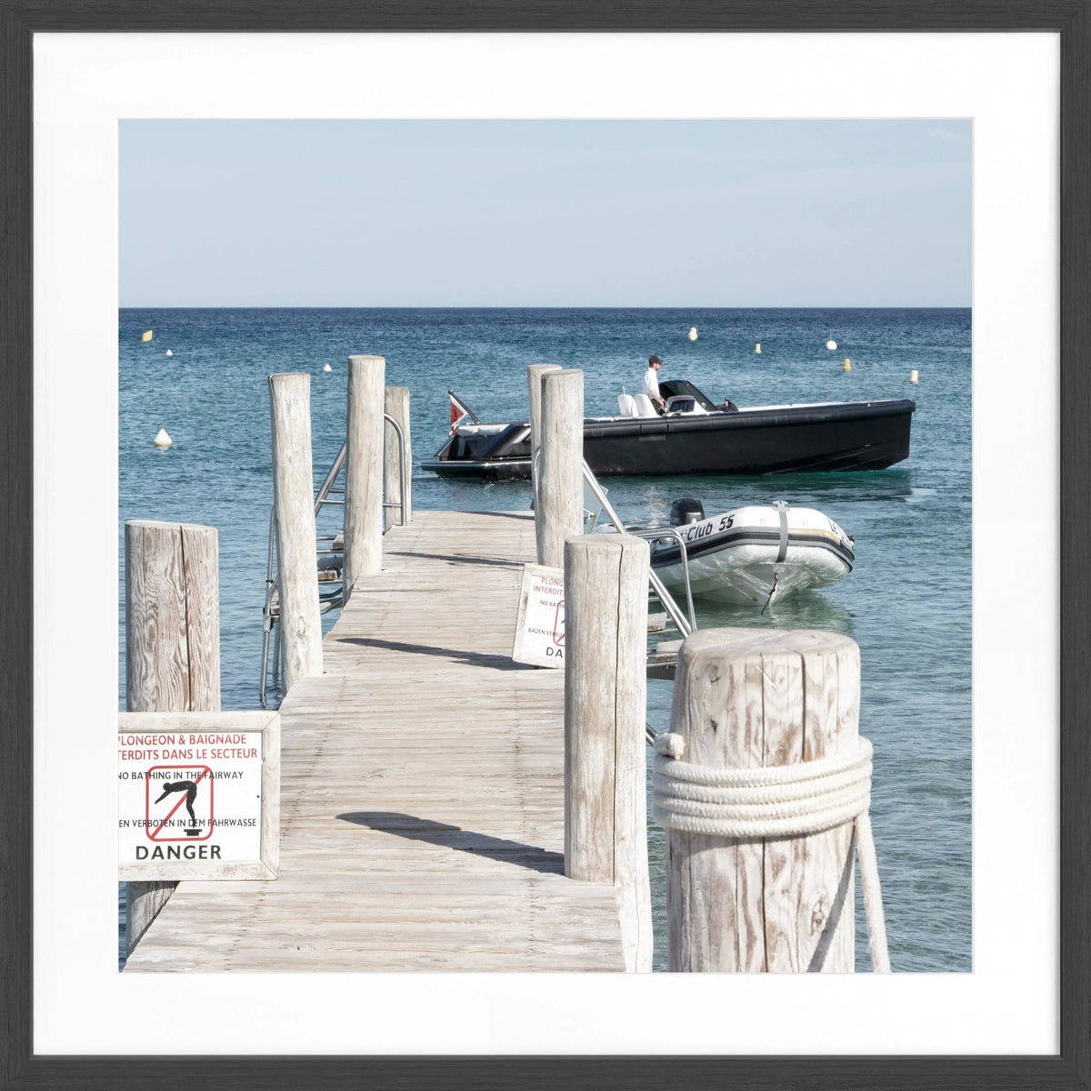 Schwarz-weiß Poster mit Rahmen 'Steg Le Club 55' Saint Tropez, quadratisch, 55x55 cm, von Cosman-Photocollection.