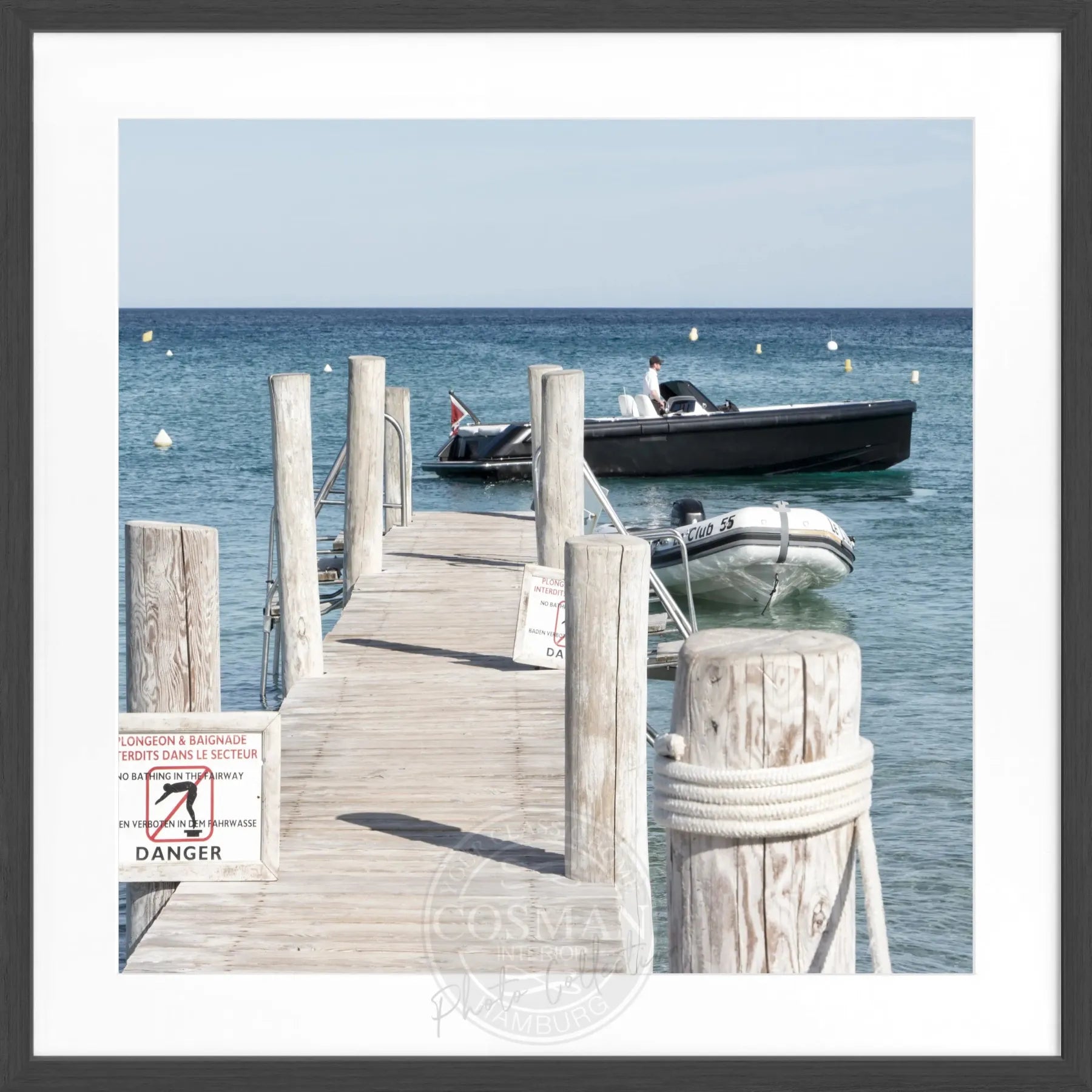 Schwarz-weiß Poster mit Rahmen 'Steg Le Club 55' Saint Tropez, quadratisch, 55x55 cm, von Cosman-Photocollection.