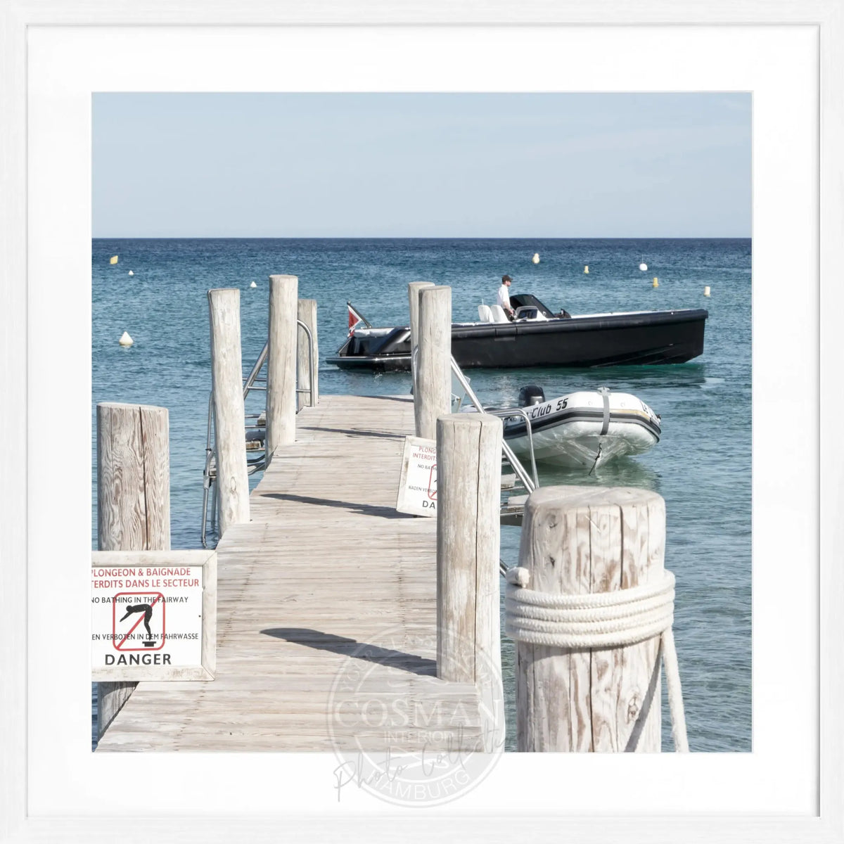 Schwarz-weiß Poster mit Rahmen, Motiv 'Steg Le Club 55' in Saint Tropez, von Cosman-Photocollection, quadratisch 55x55 cm