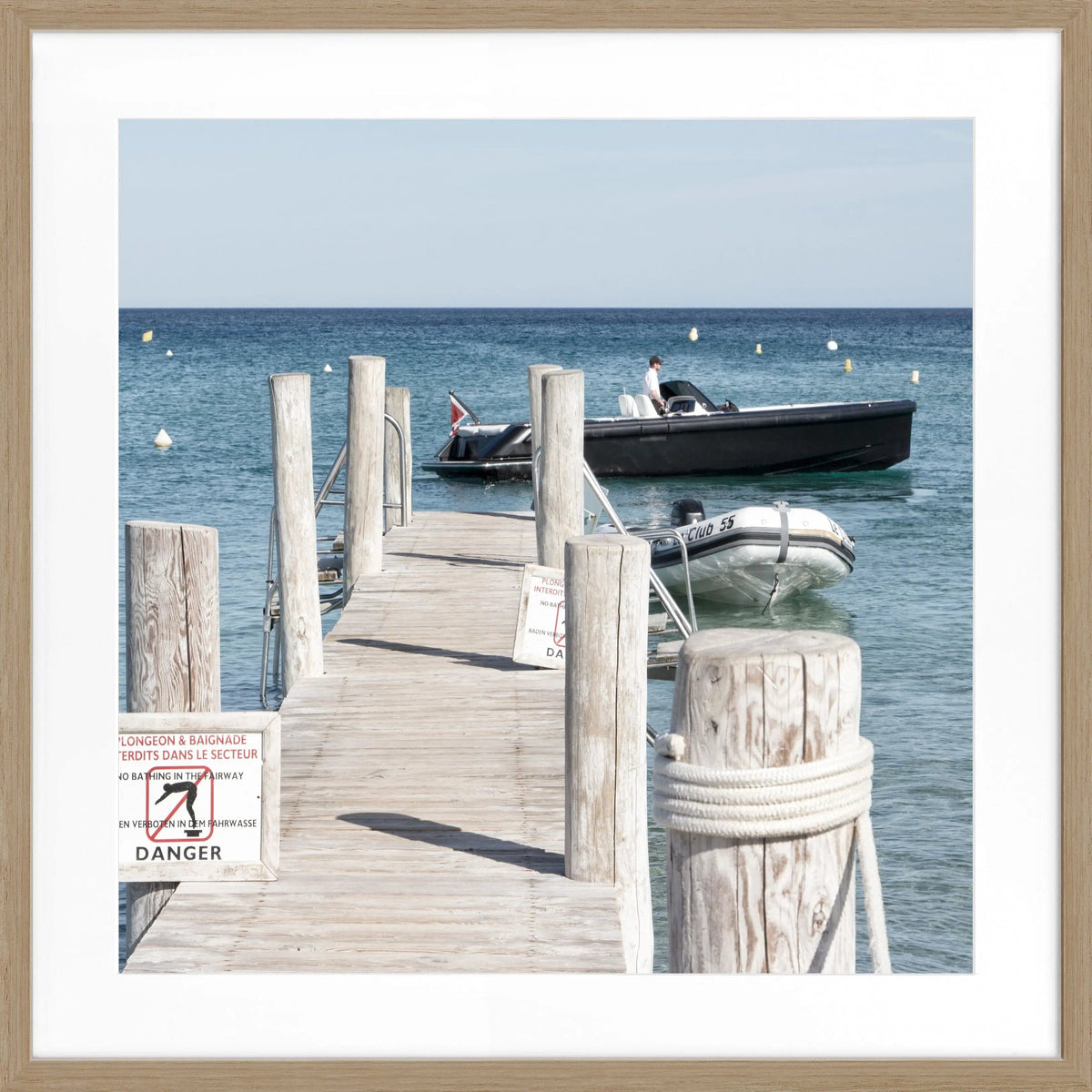 Schwarz-weiß Poster mit Rahmen, Motiv vom 'Le Club 55' in Saint Tropez, 55x55cm, von Cosman-Photocollection.