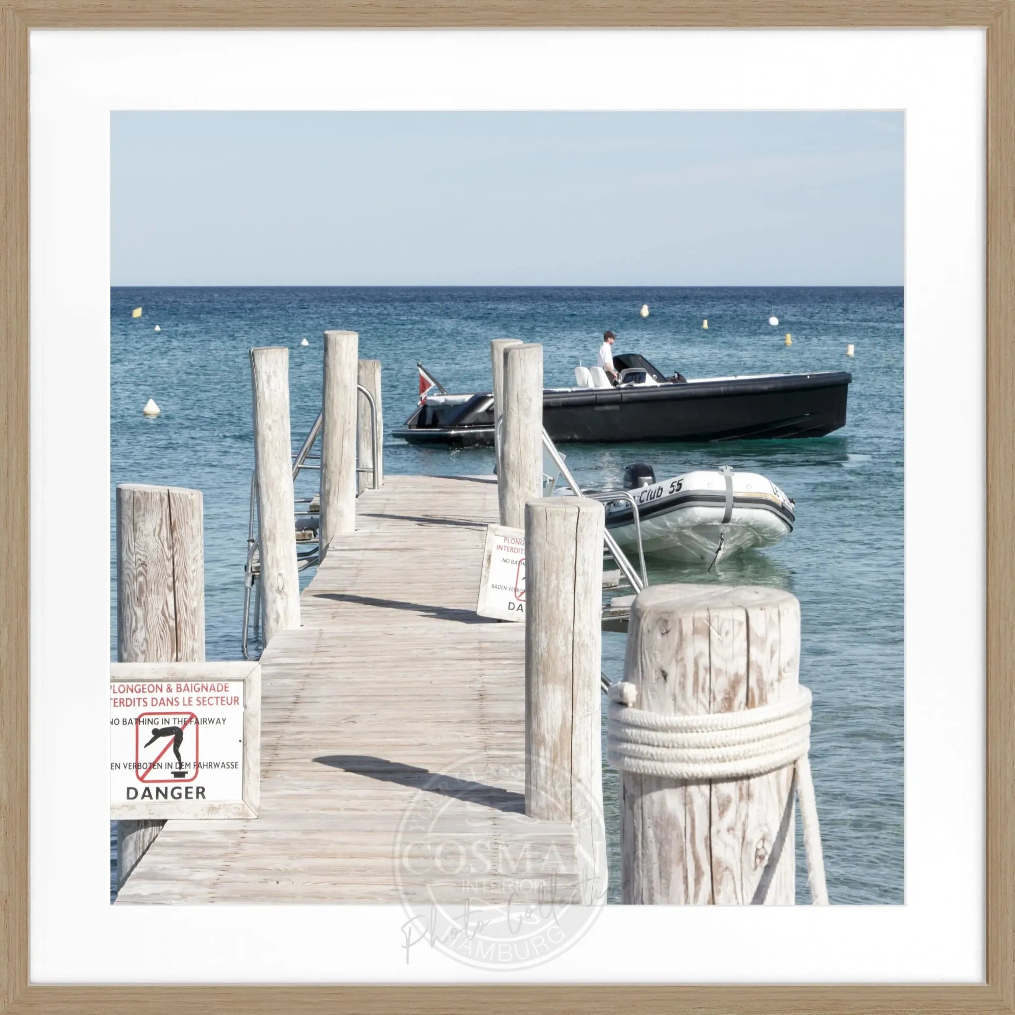 Schwarz-weiß Poster mit Rahmen, Motiv vom 'Le Club 55' in Saint Tropez, 55x55cm, von Cosman-Photocollection.