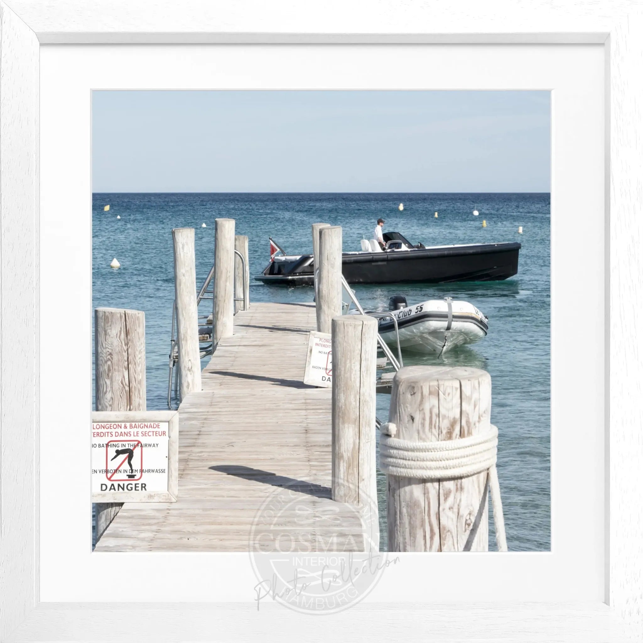 Schwarz-weiß Poster mit Rahmen, Motiv ’Steg Le Club 55’ in Saint Tropez, von Cosman-Photocollection, quadratisch 55x55 cm.