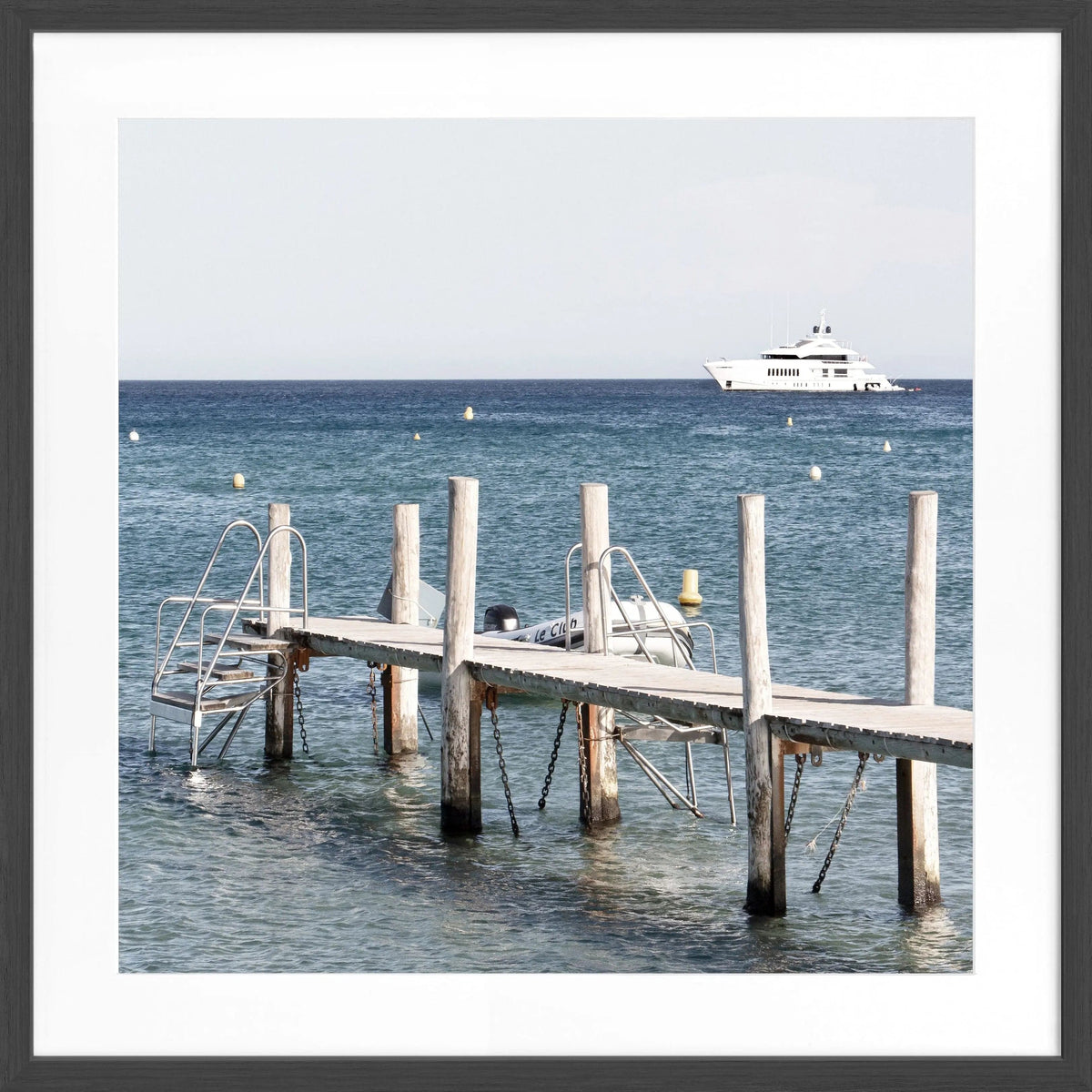 Schwarz-weiß Poster mit Rahmen, Motiv vom Steg Le Club 55 in Saint Tropez, 55x55cm, von Cosman-Photocollection