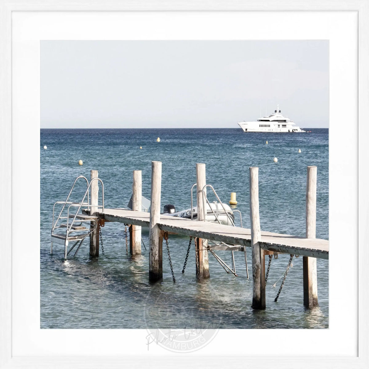Schwarz-weiß Poster mit Rahmen, Motiv ’Steg Le Club 55’ Saint Tropez, 55x55cm, von Cosman-Photocollection.
