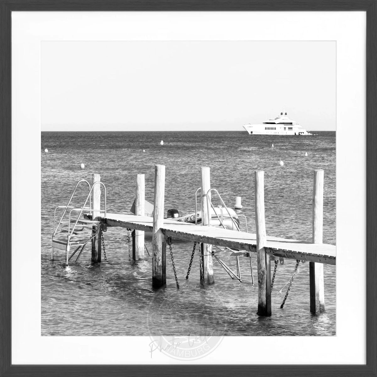 Schwarz-weiß Poster mit Rahmen, Motiv ’Steg Le Club 55’ Saint Tropez, von Cosman-Photocollection, quadratisch 55x55 cm