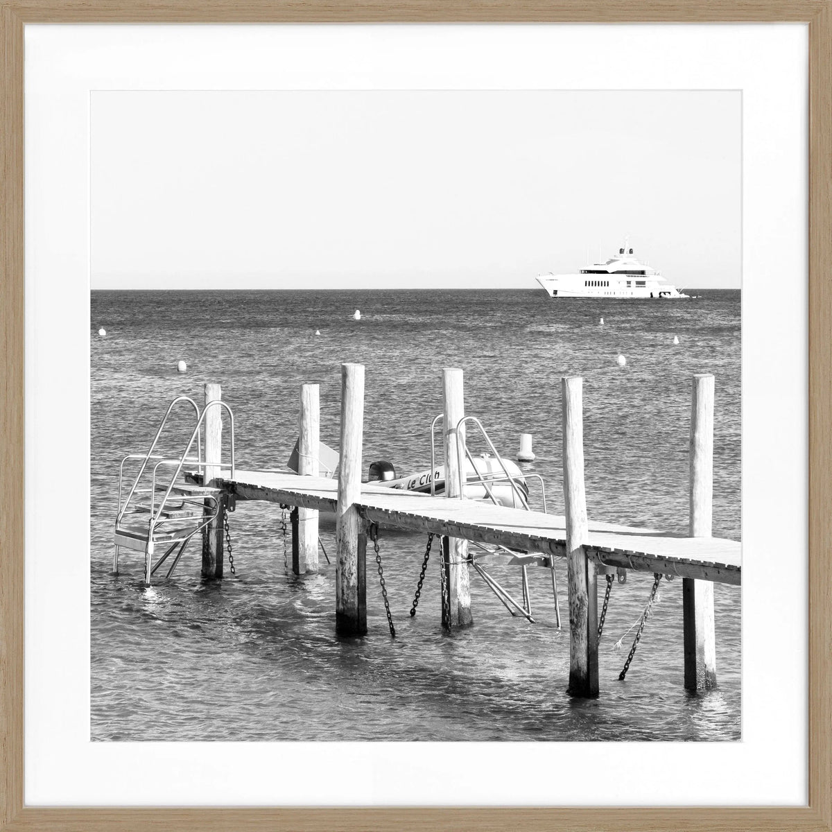 Schwarz-weiß Poster mit Rahmen 'Steg Le Club 55' Saint Tropez, quadratisches Wandbild von Cosman-Photocollection.