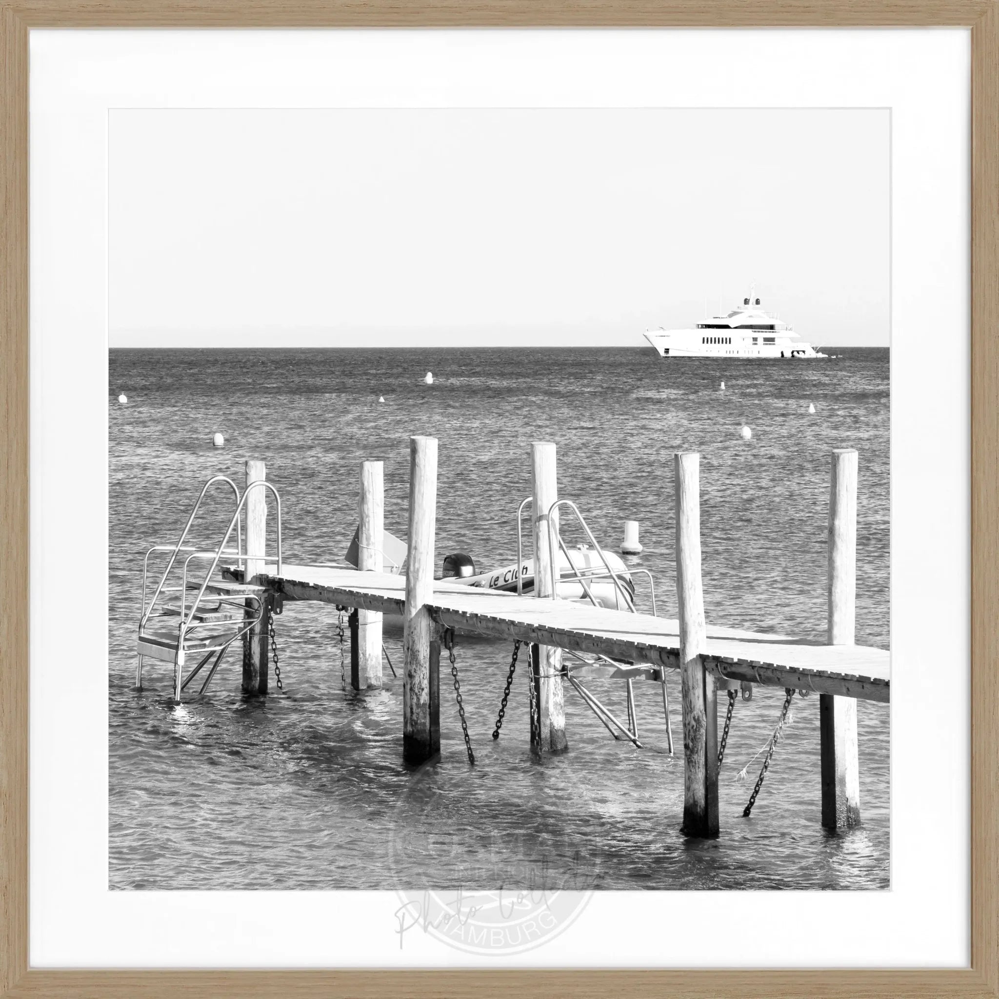 Schwarz-weiß Poster mit Rahmen 'Steg Le Club 55' Saint Tropez, quadratisches Wandbild von Cosman-Photocollection.