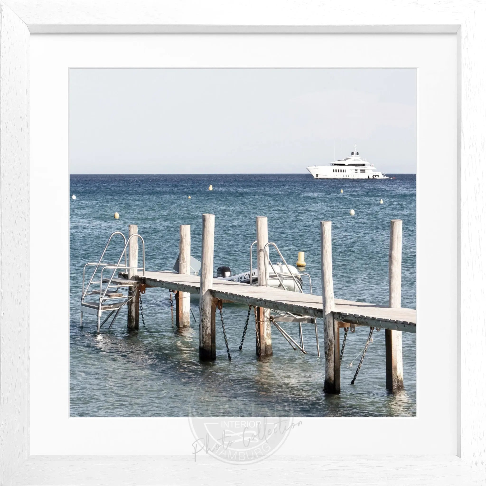 Schwarz-weiß Poster mit Rahmen ’Steg Le Club 55’ Saint Tropez, quadratisches Bild, von Cosman-Photocollection, 55x55cm