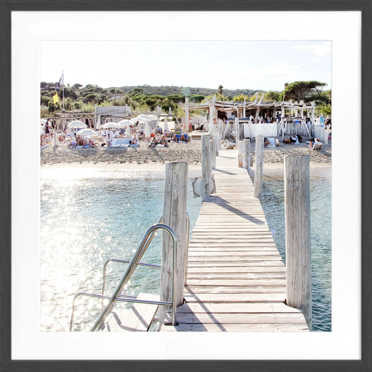 Schwarz-weiß Poster mit Rahmen ’Steg Le Club 55’ Saint Tropez, quadratisch 55x55cm, von Cosman-Photocollection.